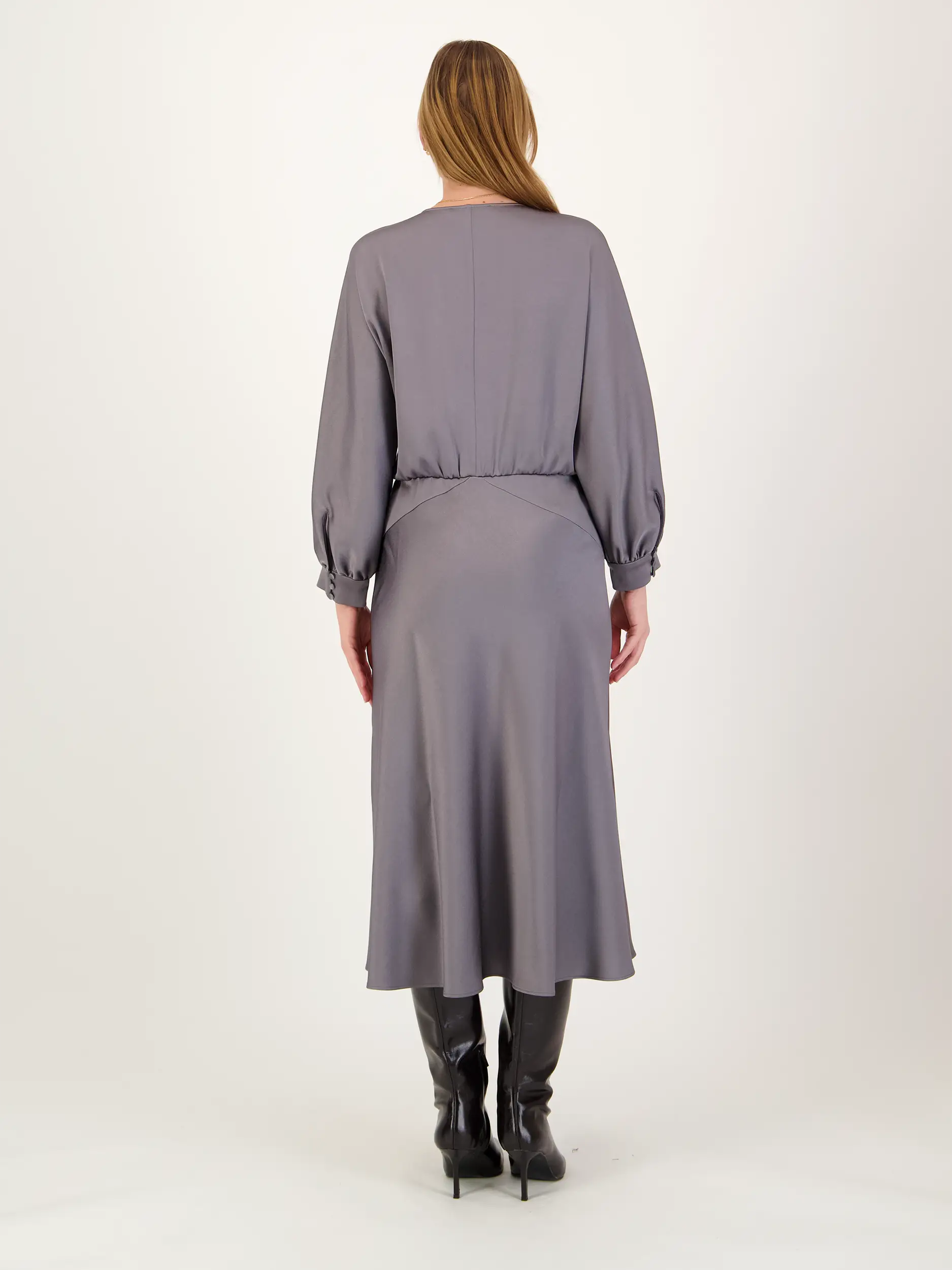 Satin Maxikleid langarm - Artikel Rückseite getragen von einem Modell - Farbe: Grau