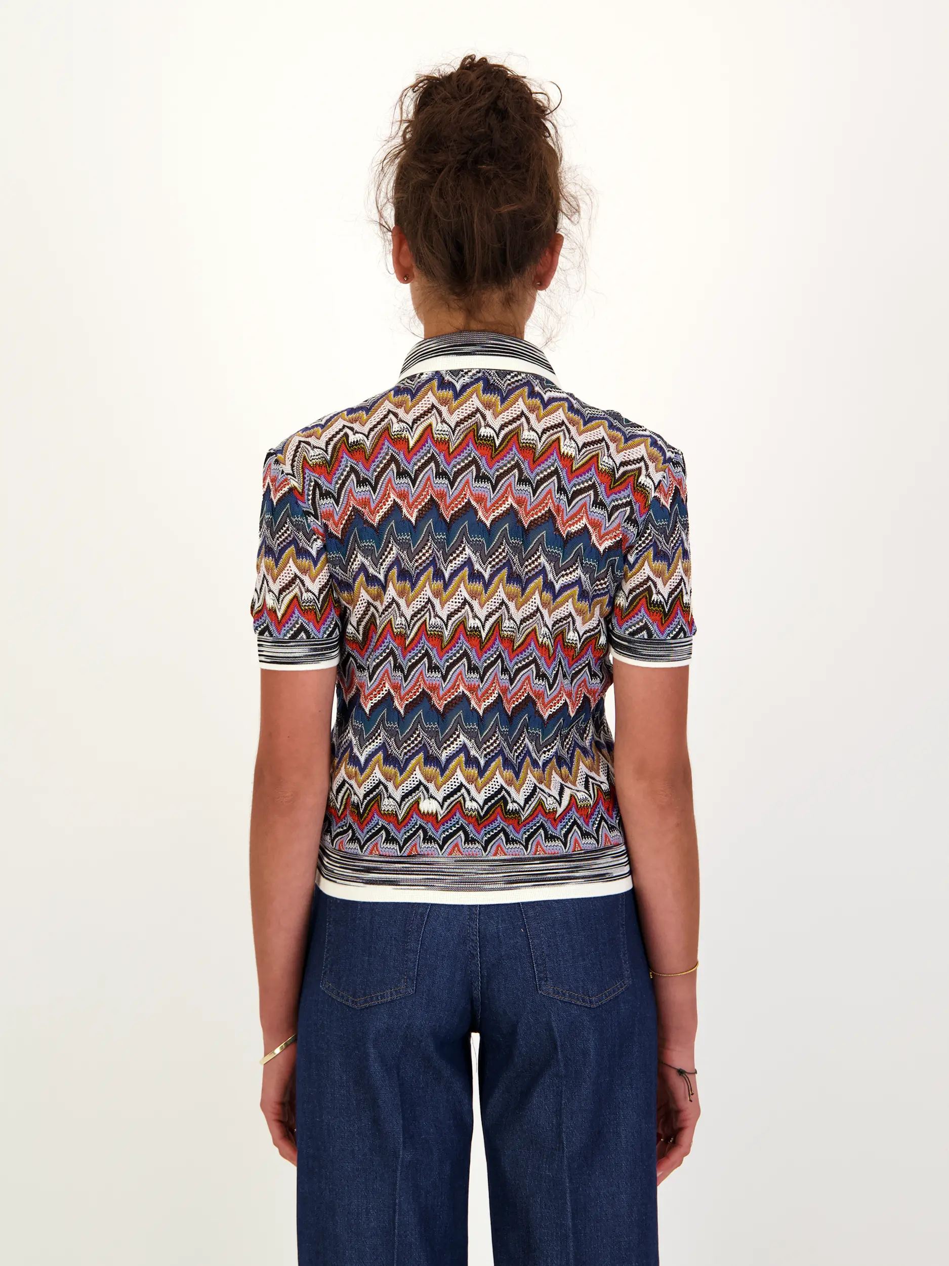 Gemustertes Poloshirt - Artikel Rückseite getragen von einem Modell - Farbe: Blau
