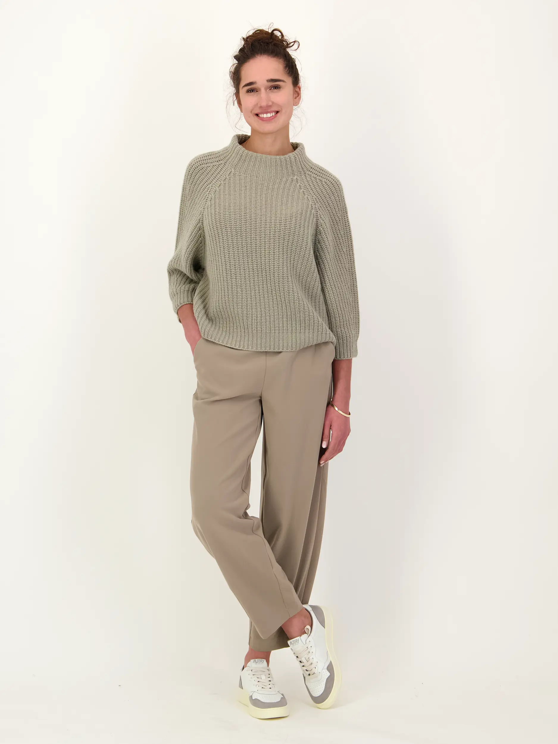 Hose 'Elena' - Artikel Teil eines Outfits getragen von einem Modell - Farbe: Braun