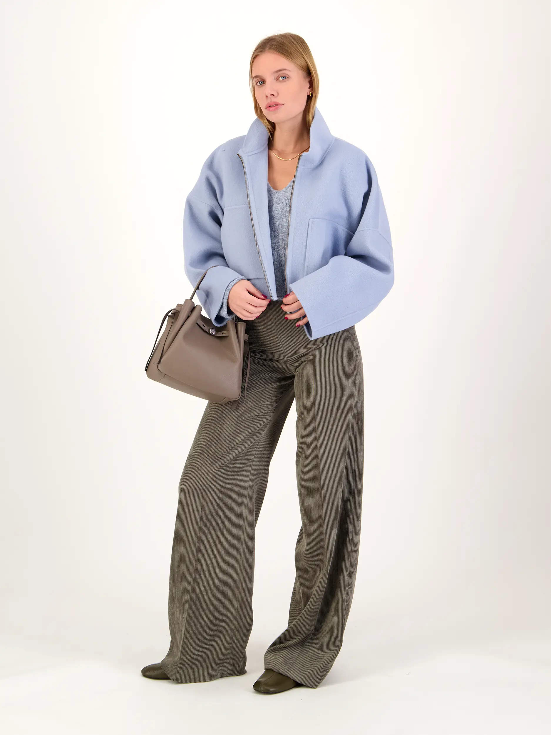 Pullover 'Somaija' - Artikel Teil eines Outfits getragen von einem Modell - Farbe: Blau