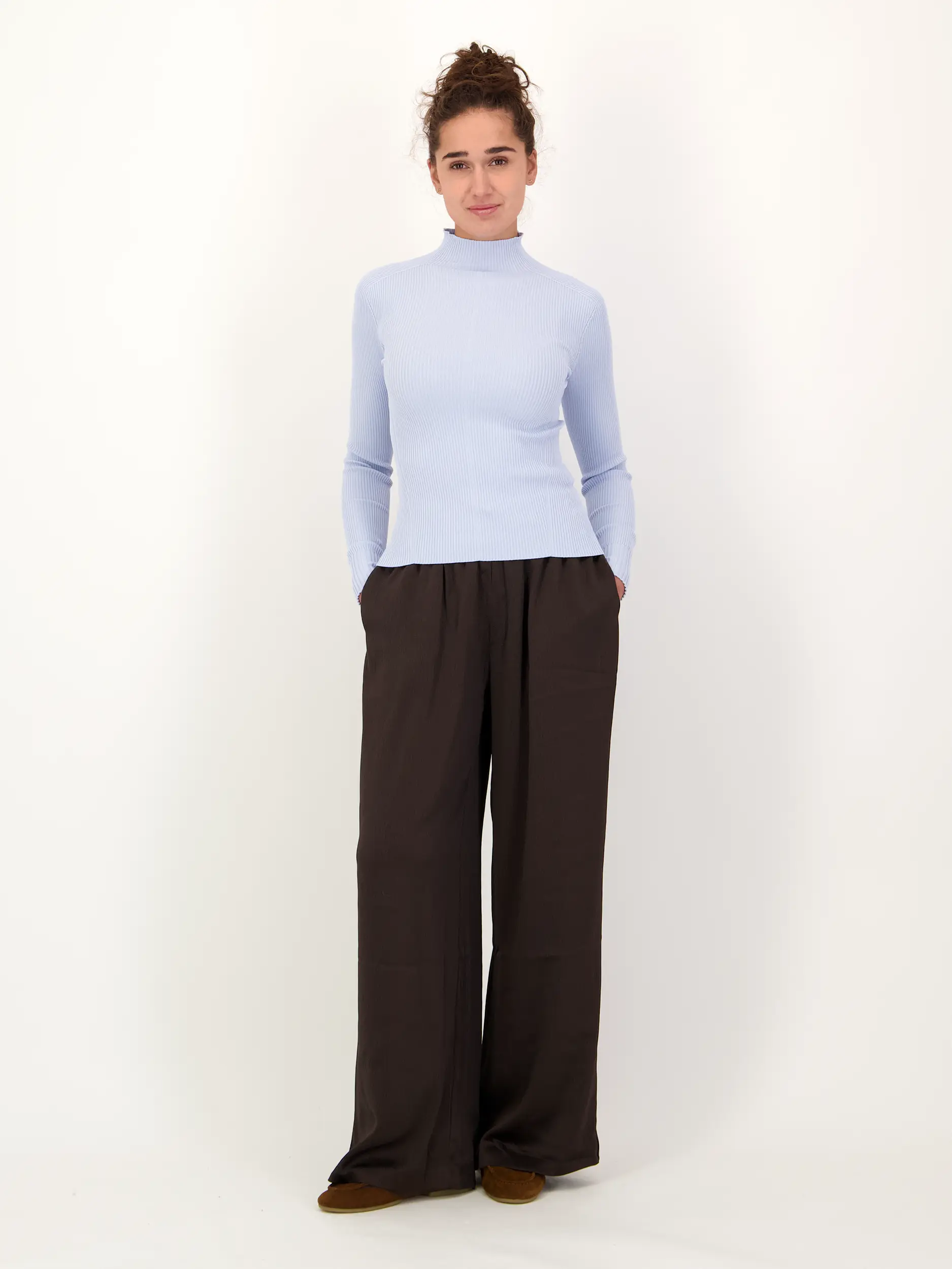Pullover 'Fiona' langarm - Artikel Teil eines Outfits getragen von einem Modell - Farbe: Blau