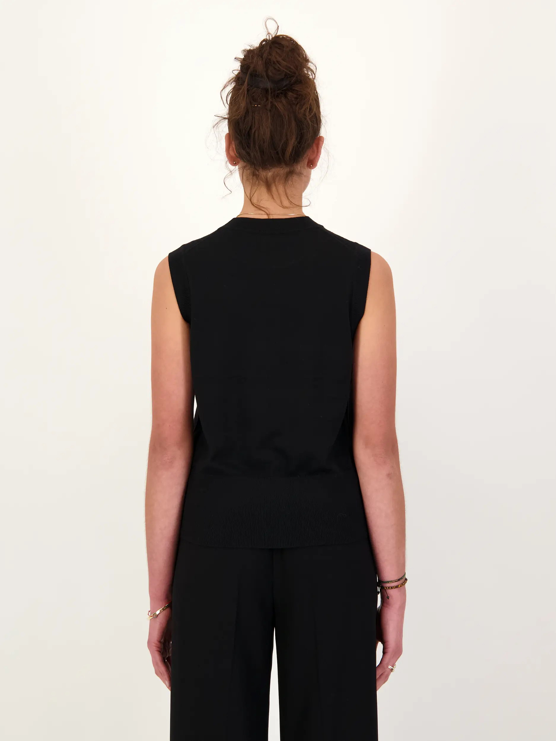 Pullunder 'Isola' aus Wolle - Artikel Rückseite getragen von einem Modell - Farbe: Schwarz