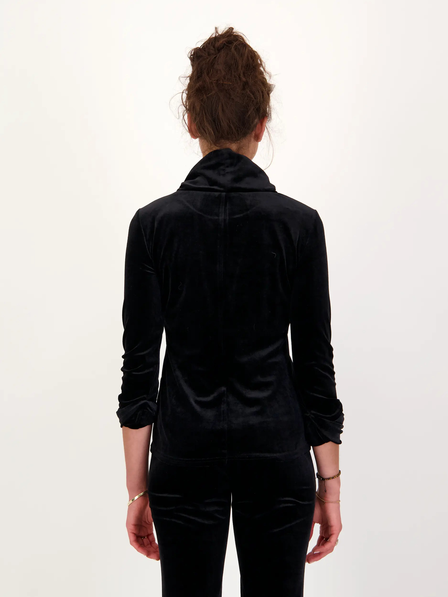 Langarmshirt 'Soft Elegance' aus Samt - Artikel Rückseite getragen von einem Modell - Farbe: Schwarz