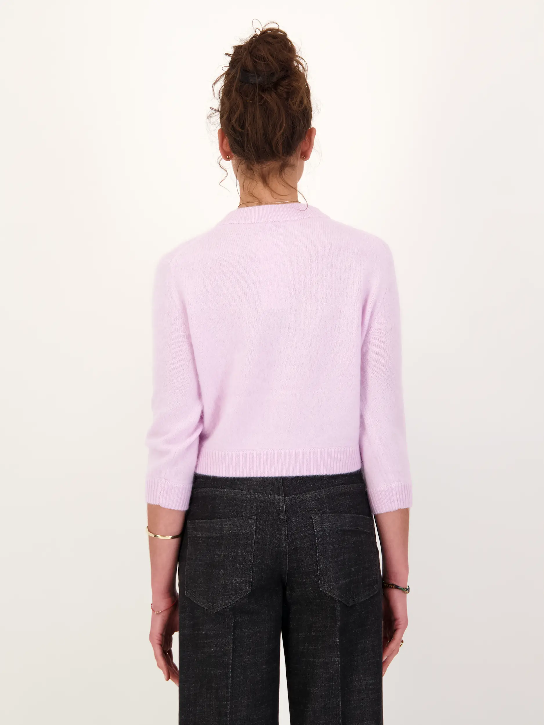 Strickjacke 'Fluffy Statements' aus Wolle 3/4 Arm - Artikel Rückseite getragen von einem Modell - Farbe: Rosa&Pink