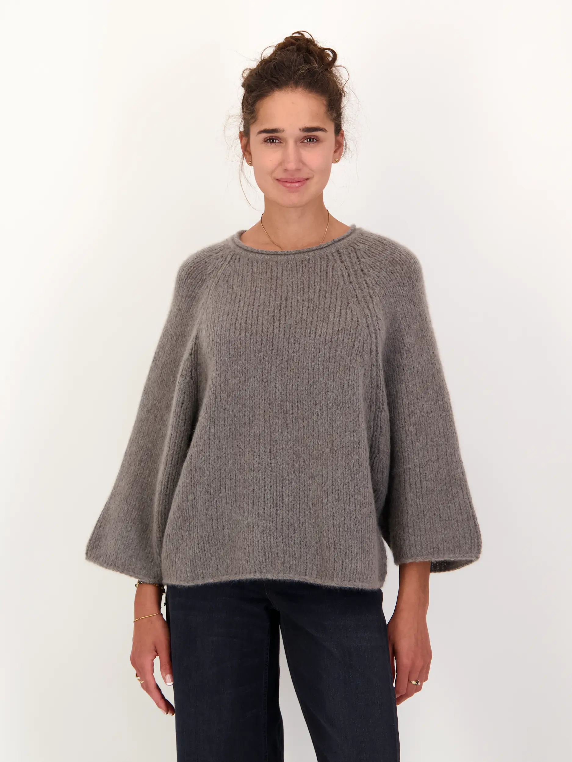 Pullover - Artikel Vorderseite getragen von einem Modell - Farbe: Braun