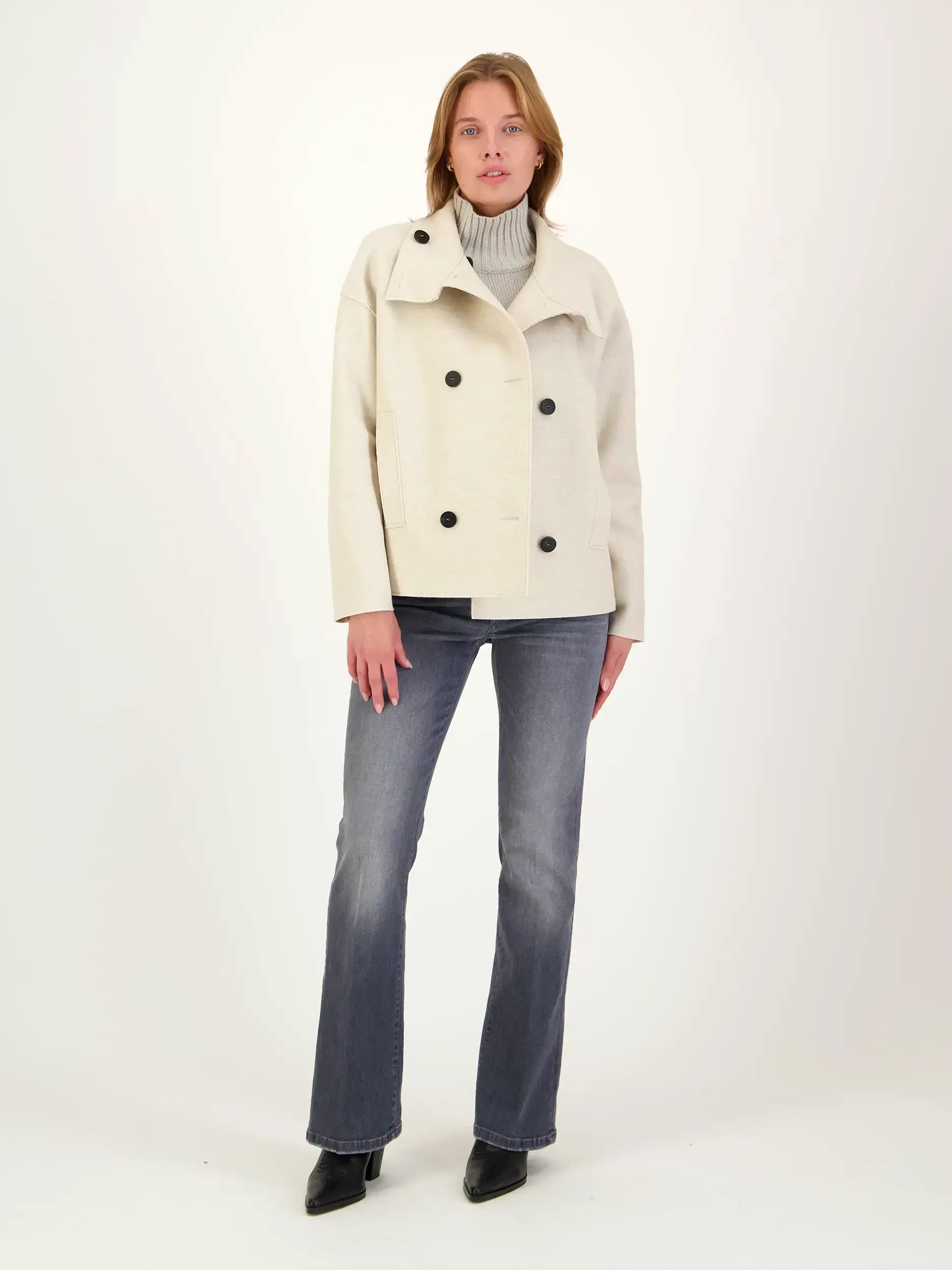 Low Rise Flared Leg Jeans 'Paris' - Artikel Teil eines Outfits getragen von einem Modell - Farbe: Grau