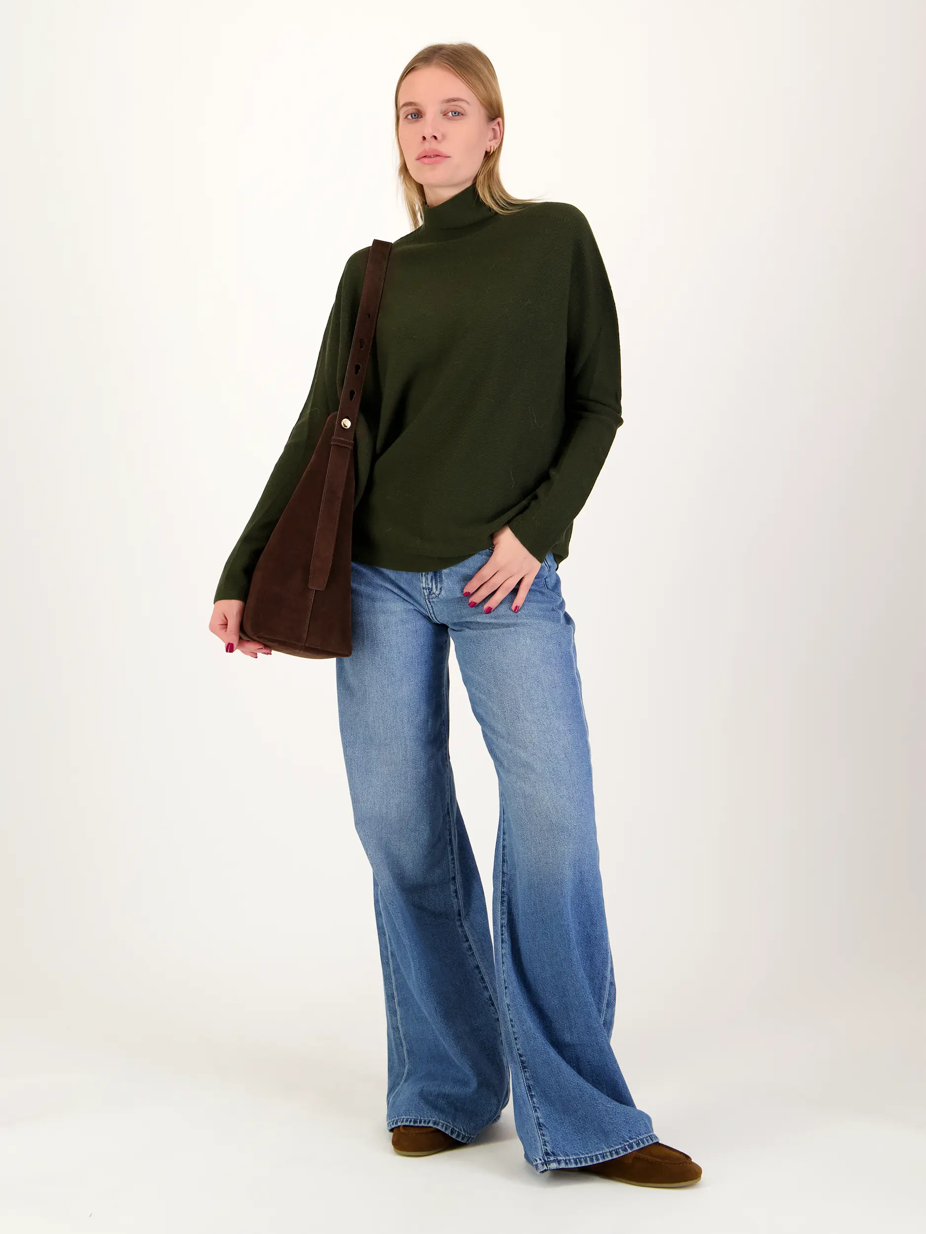 Pullover 'Liora' aus Wolle langarm - Artikel Teil eines Outfits getragen von einem Modell - Farbe: Grün