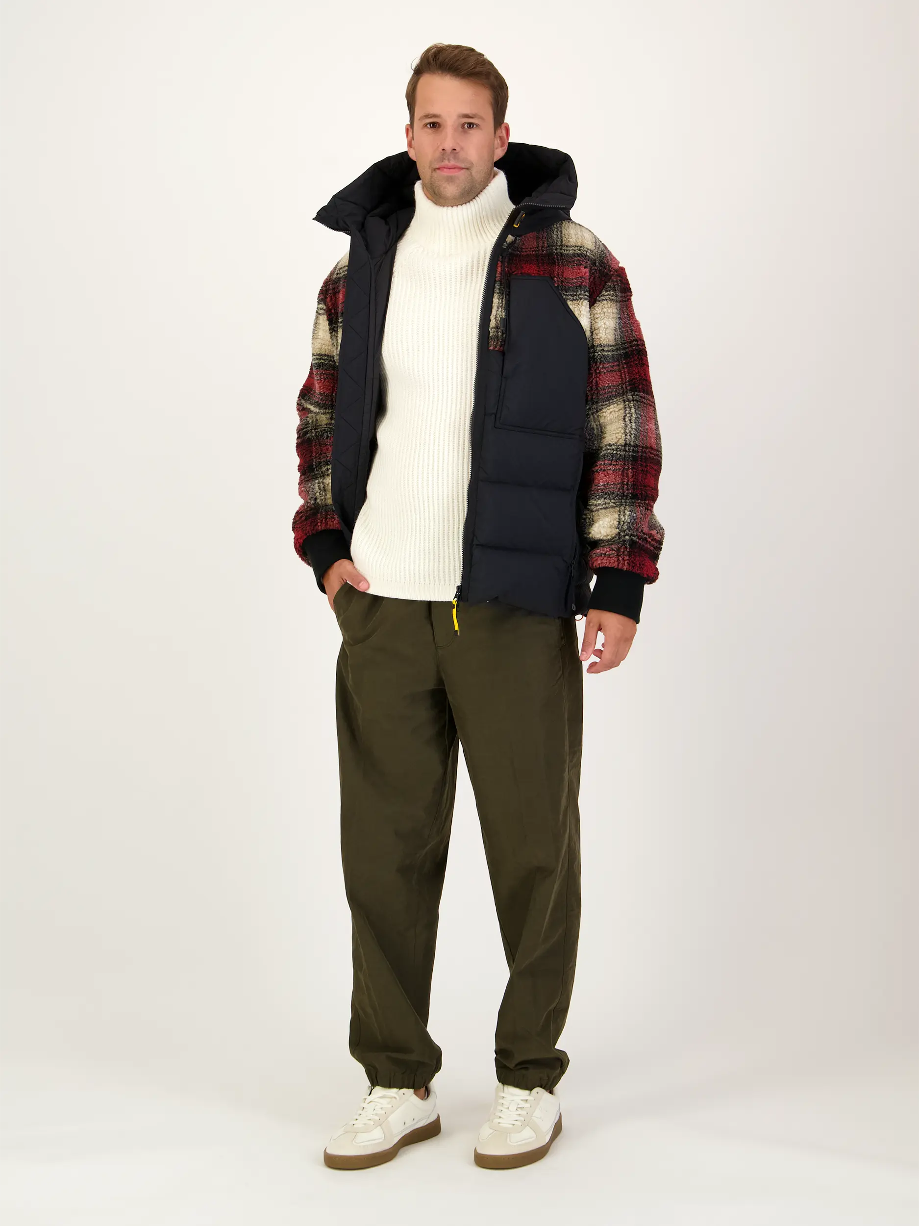 Pullover 'Arvid' aus Woll-Mix langarm - Artikel Teil eines Outfits getragen von einem Modell - Farbe: Creme
