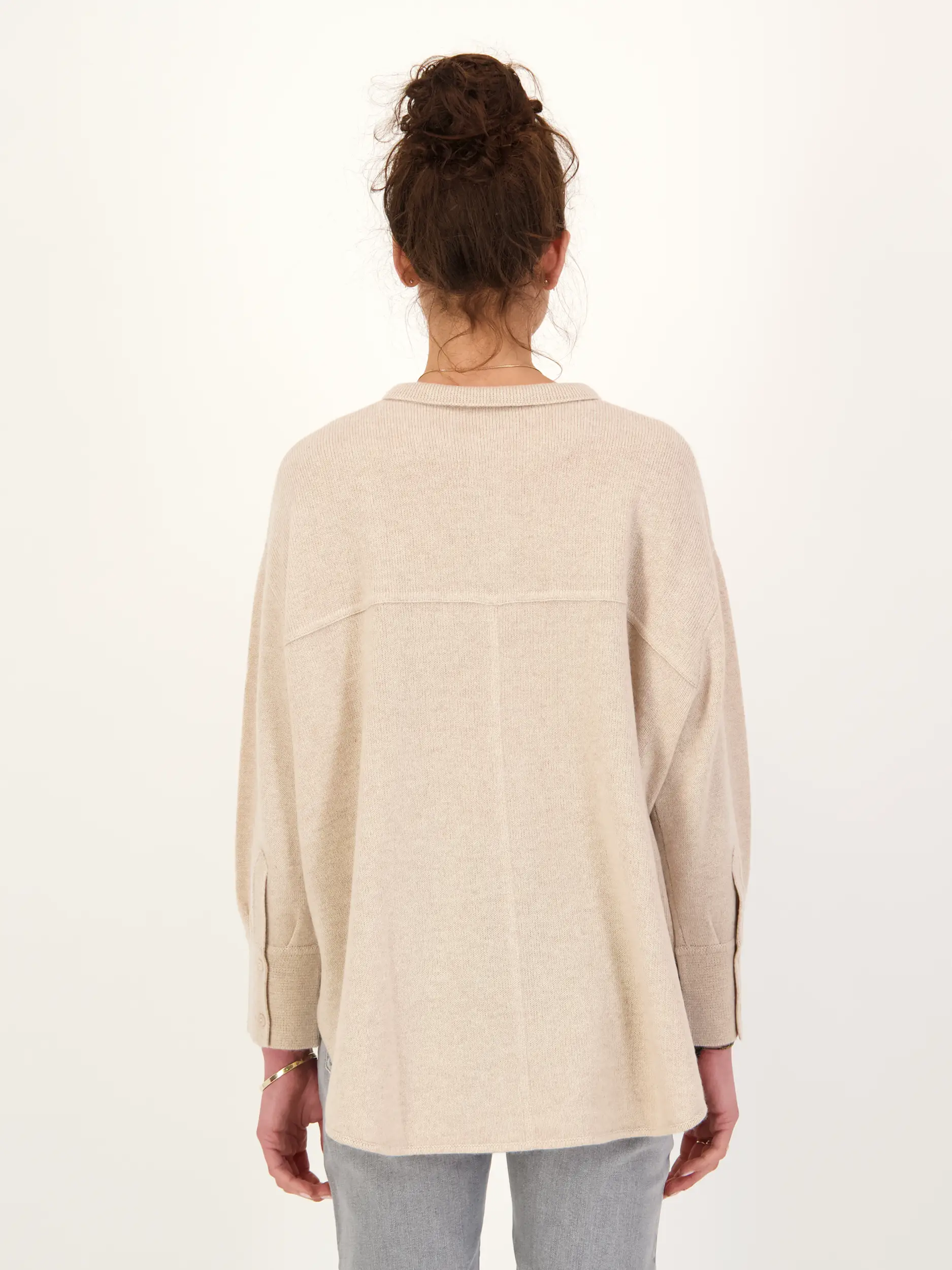 Strickjacke aus Kaschmir-Mix - Artikel Rückseite getragen von einem Modell - Farbe: Braun