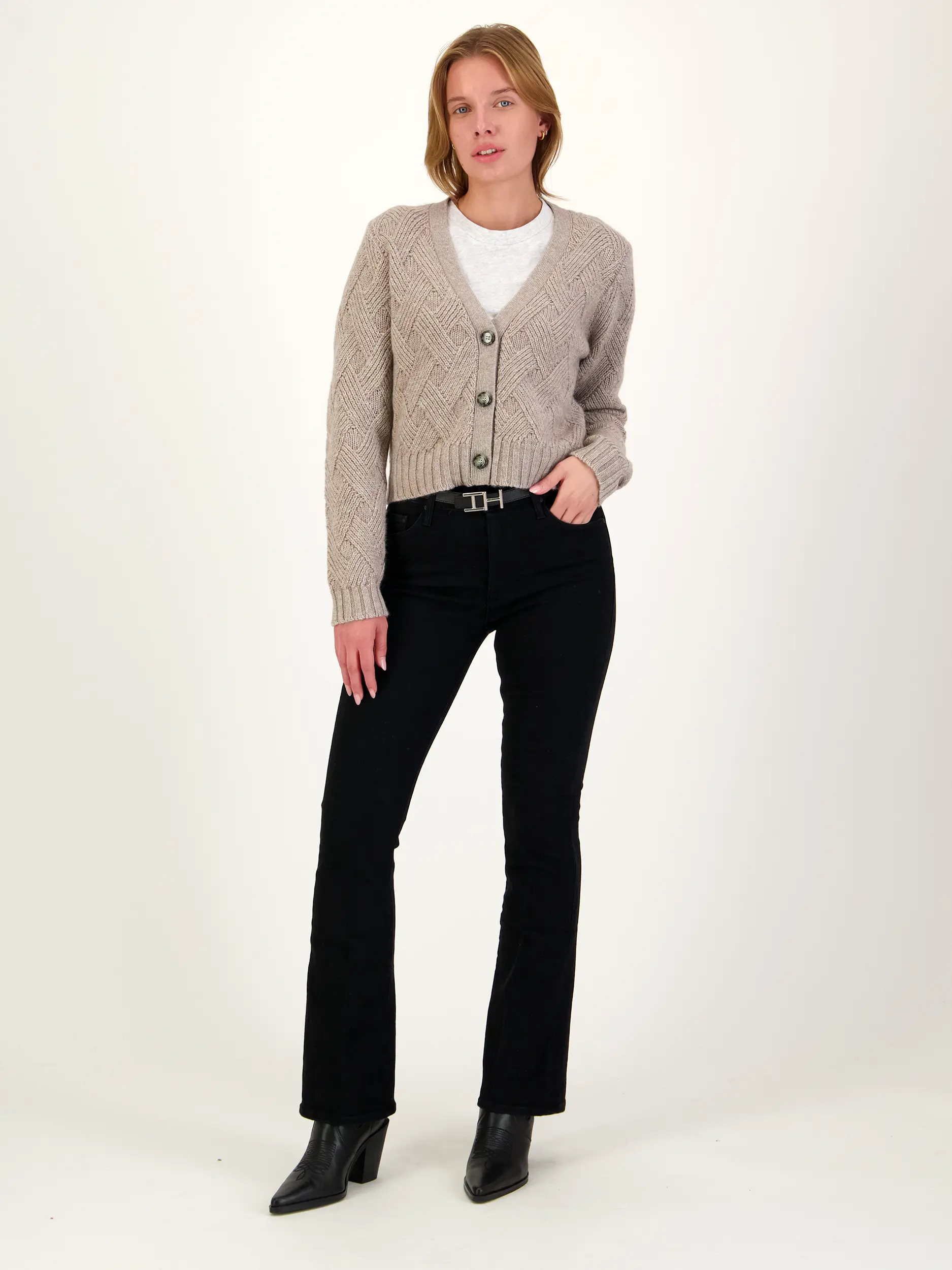 Mid Rise Flared Leg Jeans 'The Weekender' - Artikel Teil eines Outfits getragen von einem Modell - Farbe: Schwarz
