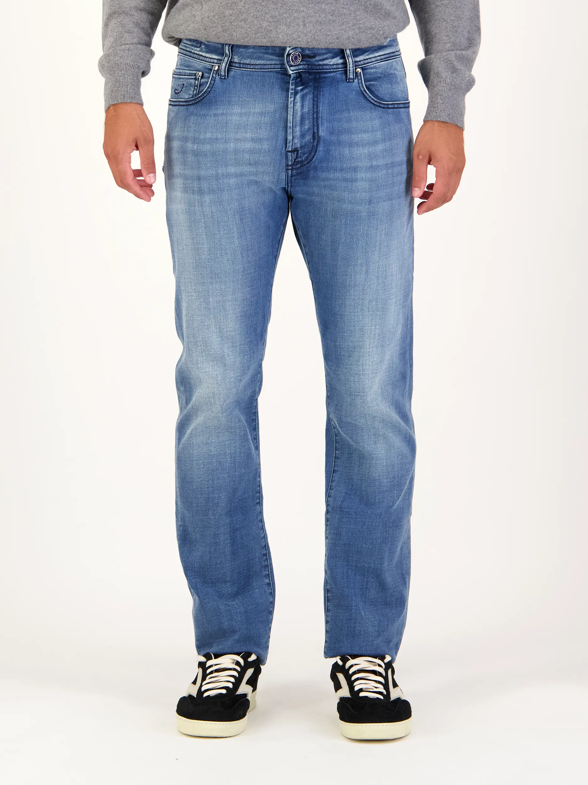 Mid Rise Slim Fit Jeans 'Bard' - Artikel Vorderseite getragen von einem Modell - Farbe: Blau