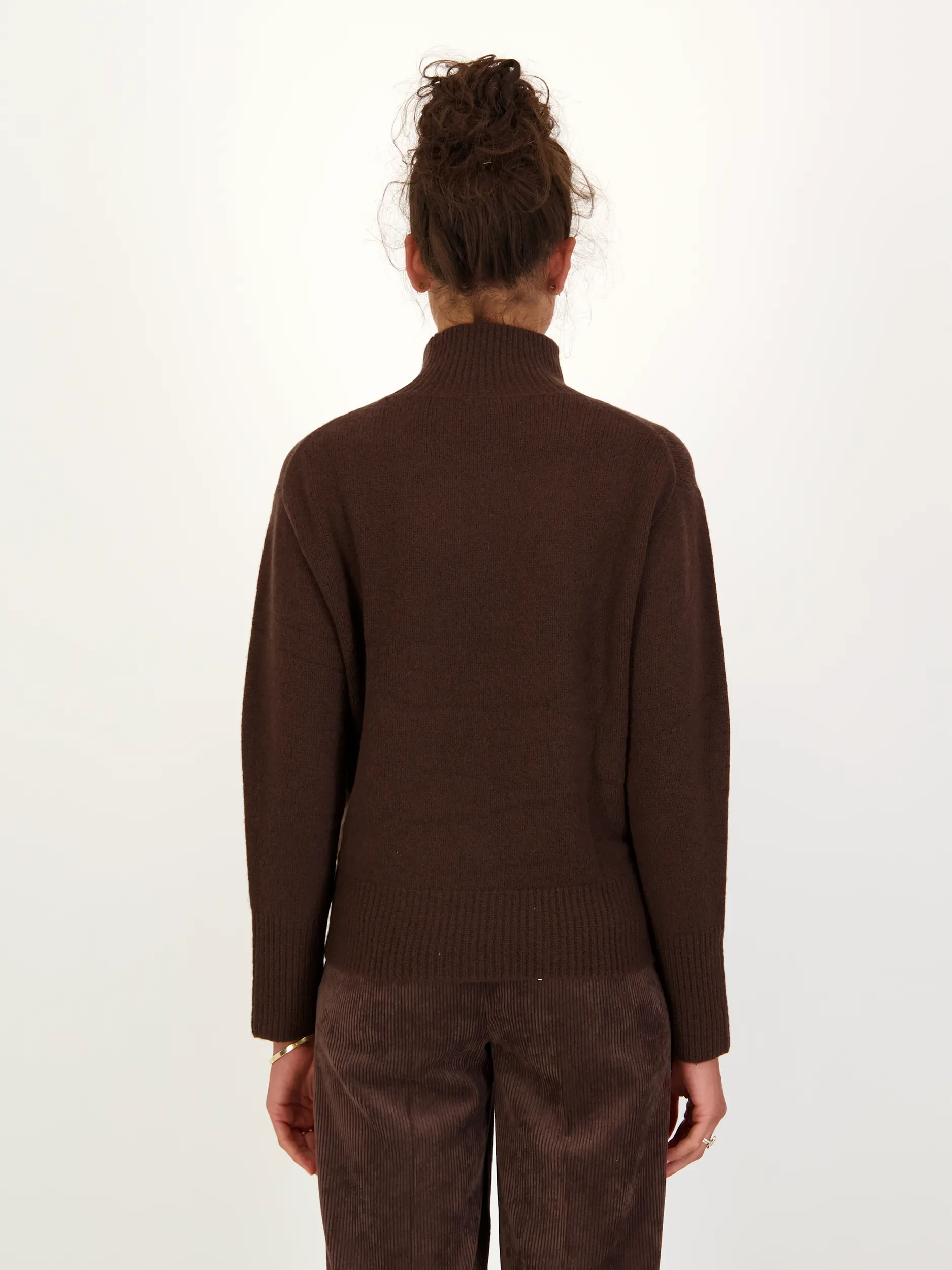 Pullover aus Wolle langarm - Artikel Rückseite getragen von einem Modell - Farbe: Braun
