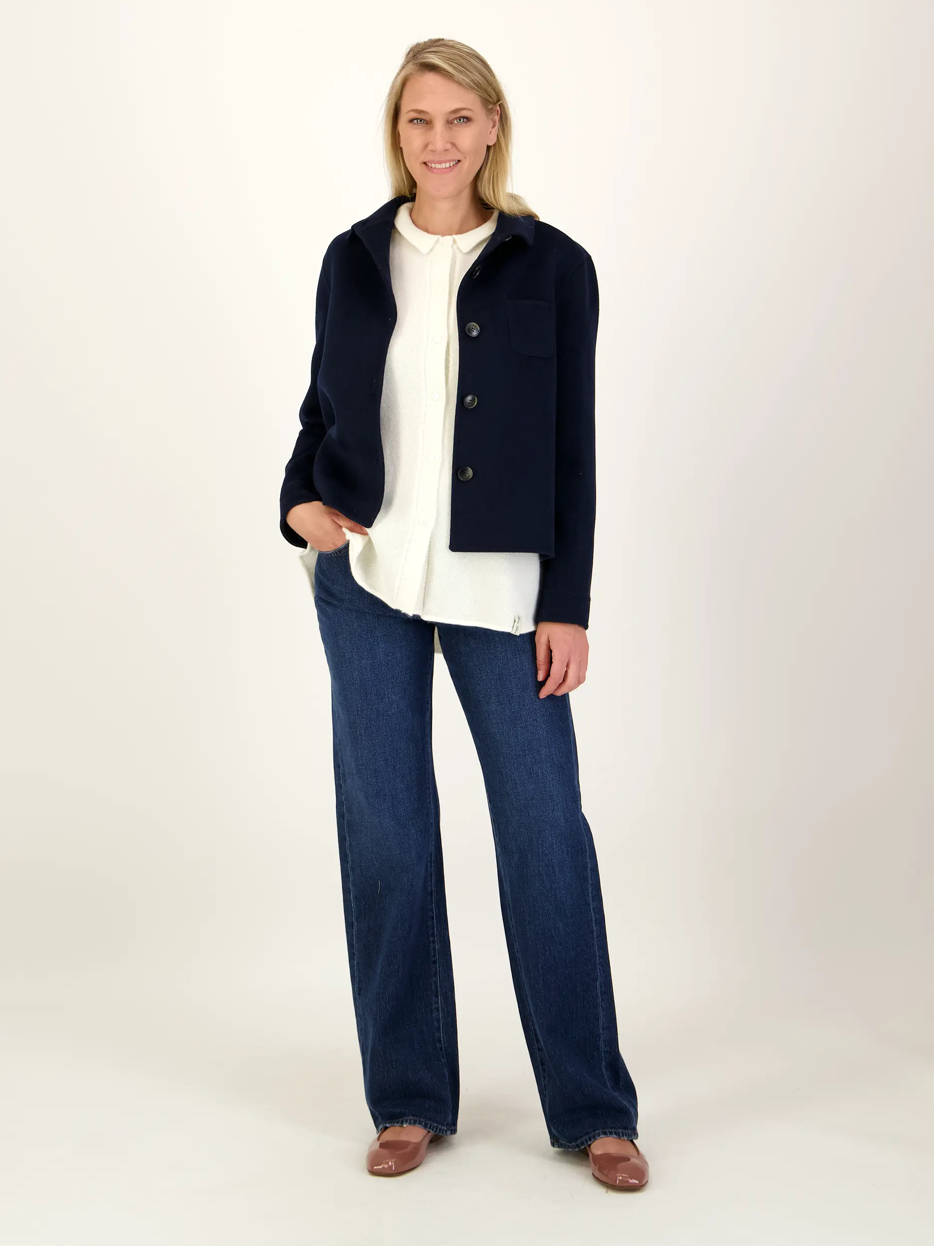 Strickjacke aus Kaschmir-Mix - Artikel Teil eines Outfits getragen von einem Modell