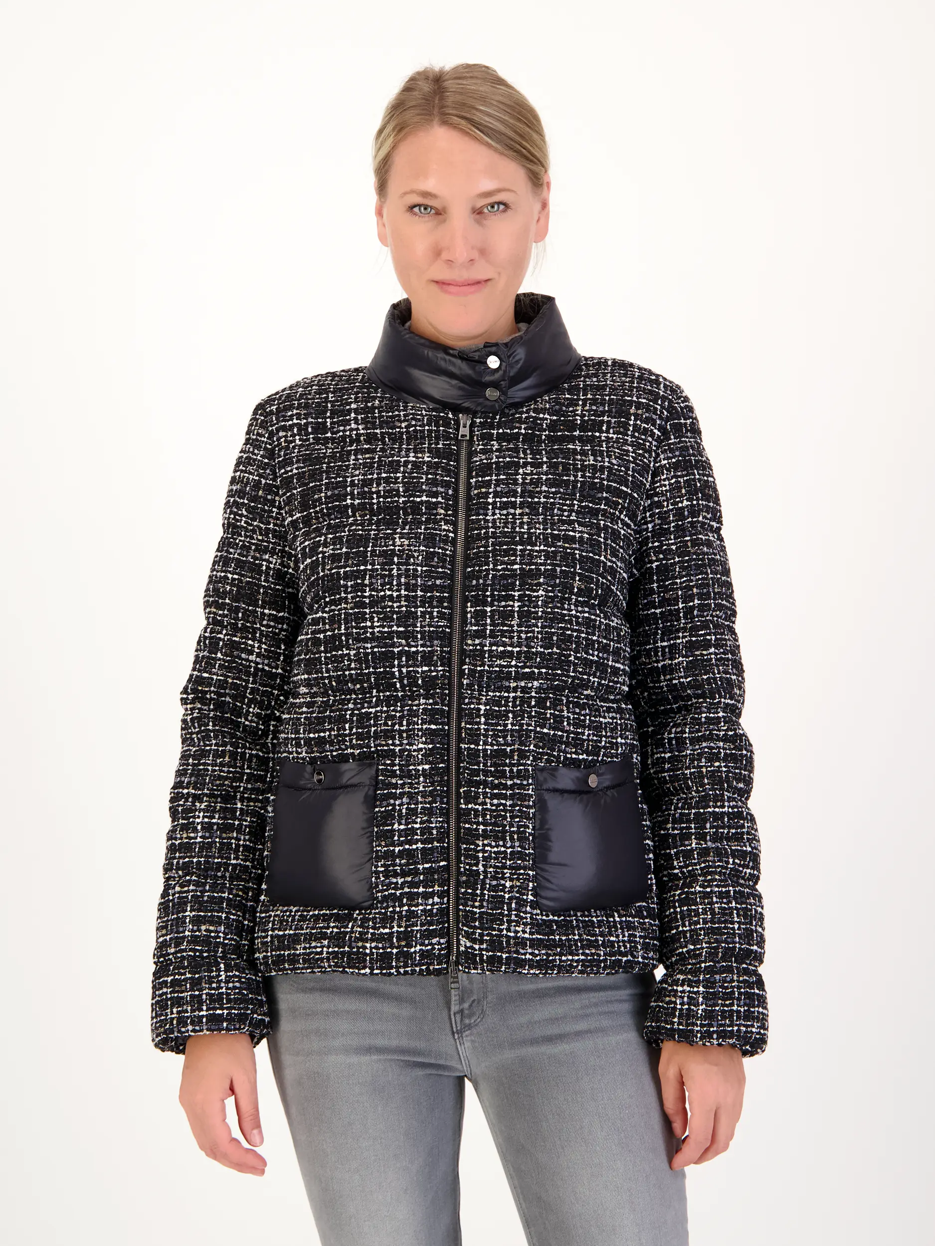 Steppjacke aus Tweed - Artikel Vorderseite getragen von einem Modell - Farbe: Schwarz