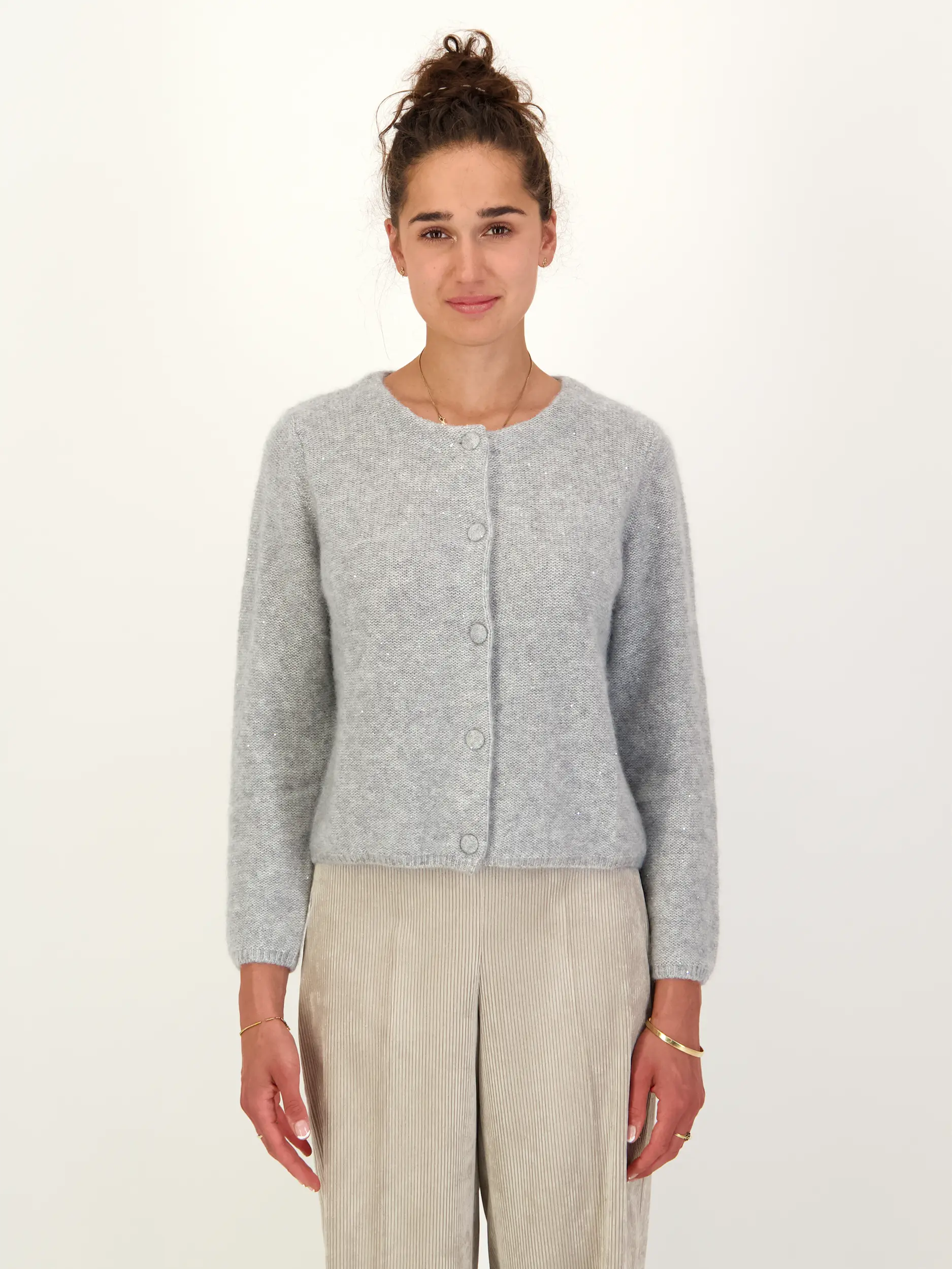 Strickjacke aus Kaschmir-Mix langarm - Artikel Vorderseite getragen von einem Modell - Farbe: Grau