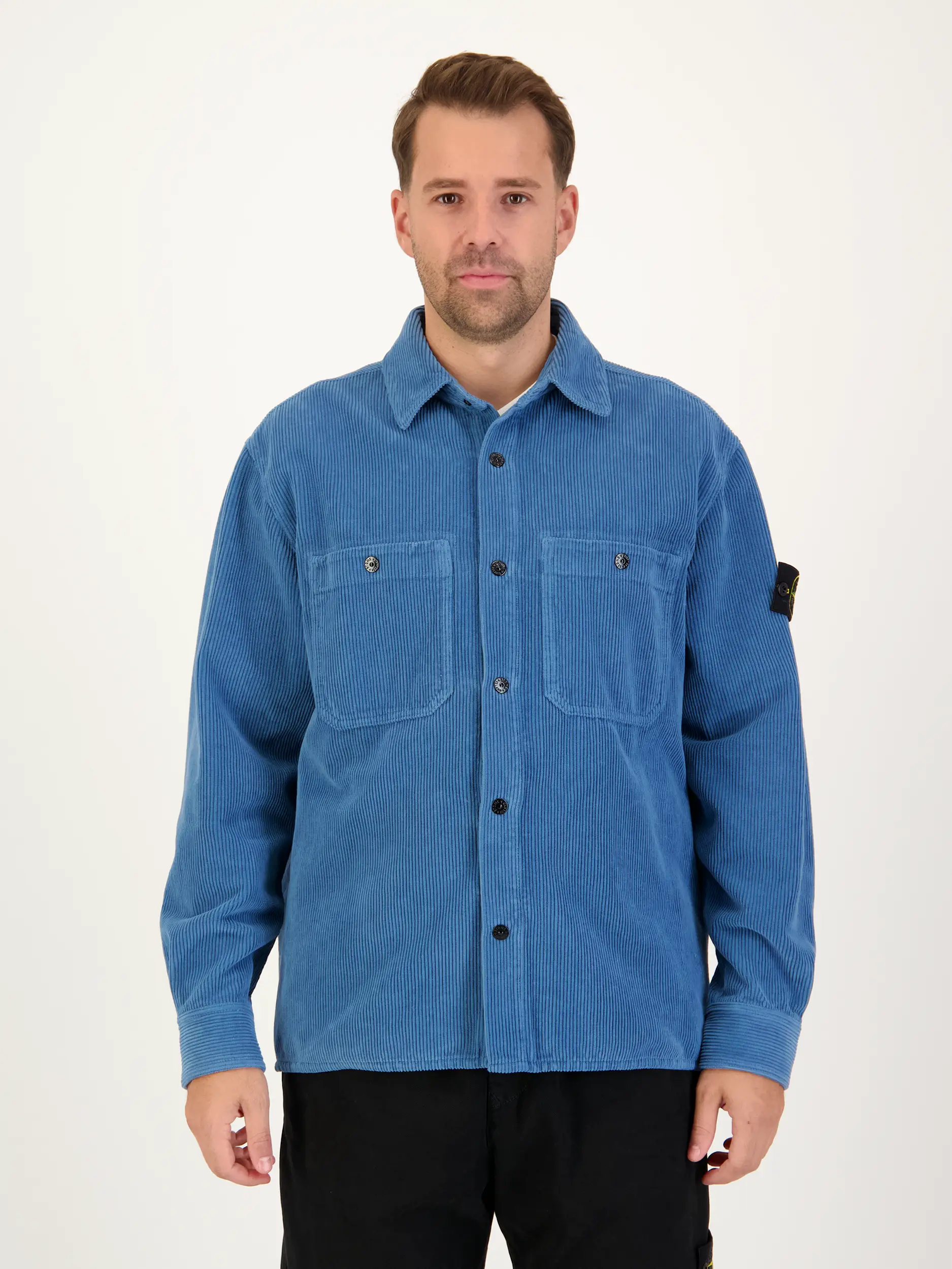 Cord Overshirt - Artikel Vorderseite getragen von einem Modell - Farbe: Blau