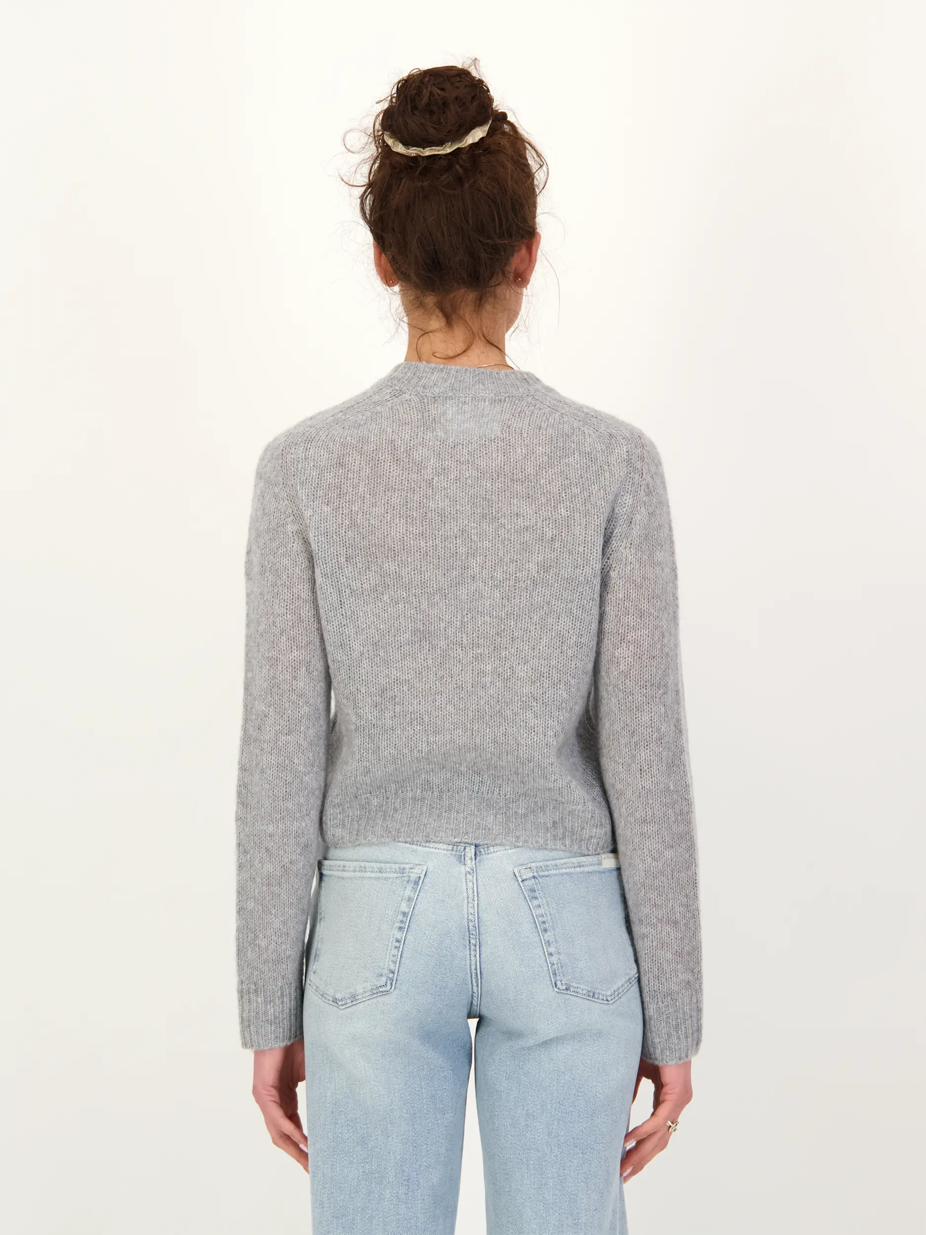 Pullover 'Solene' aus Kaschmir-Seide Mix - Artikel Rückseite getragen von einem Modell - Farbe: Grau