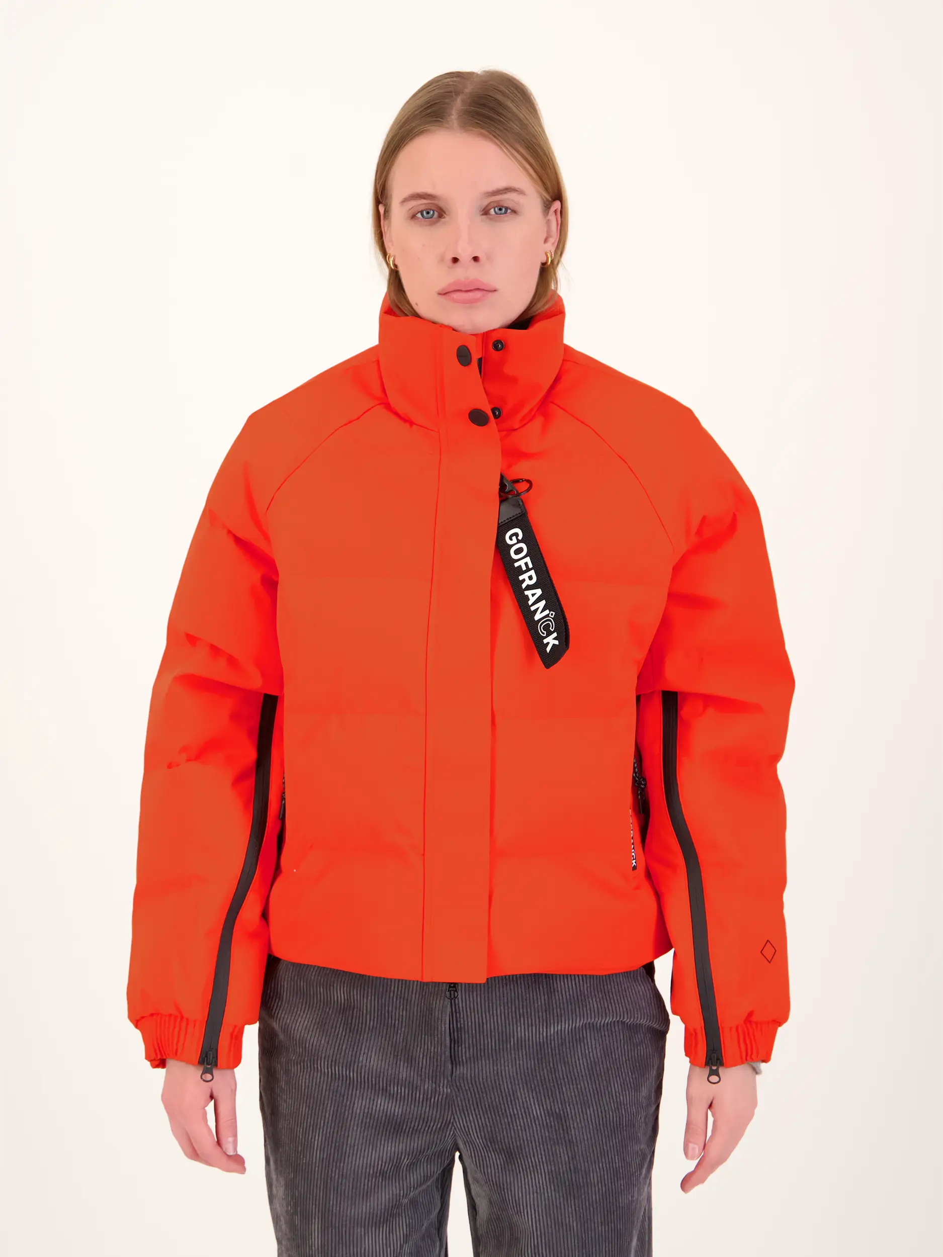 Jacke 'Agasga' - Artikel Vorderseite getragen von einem Modell - Farbe: Orange