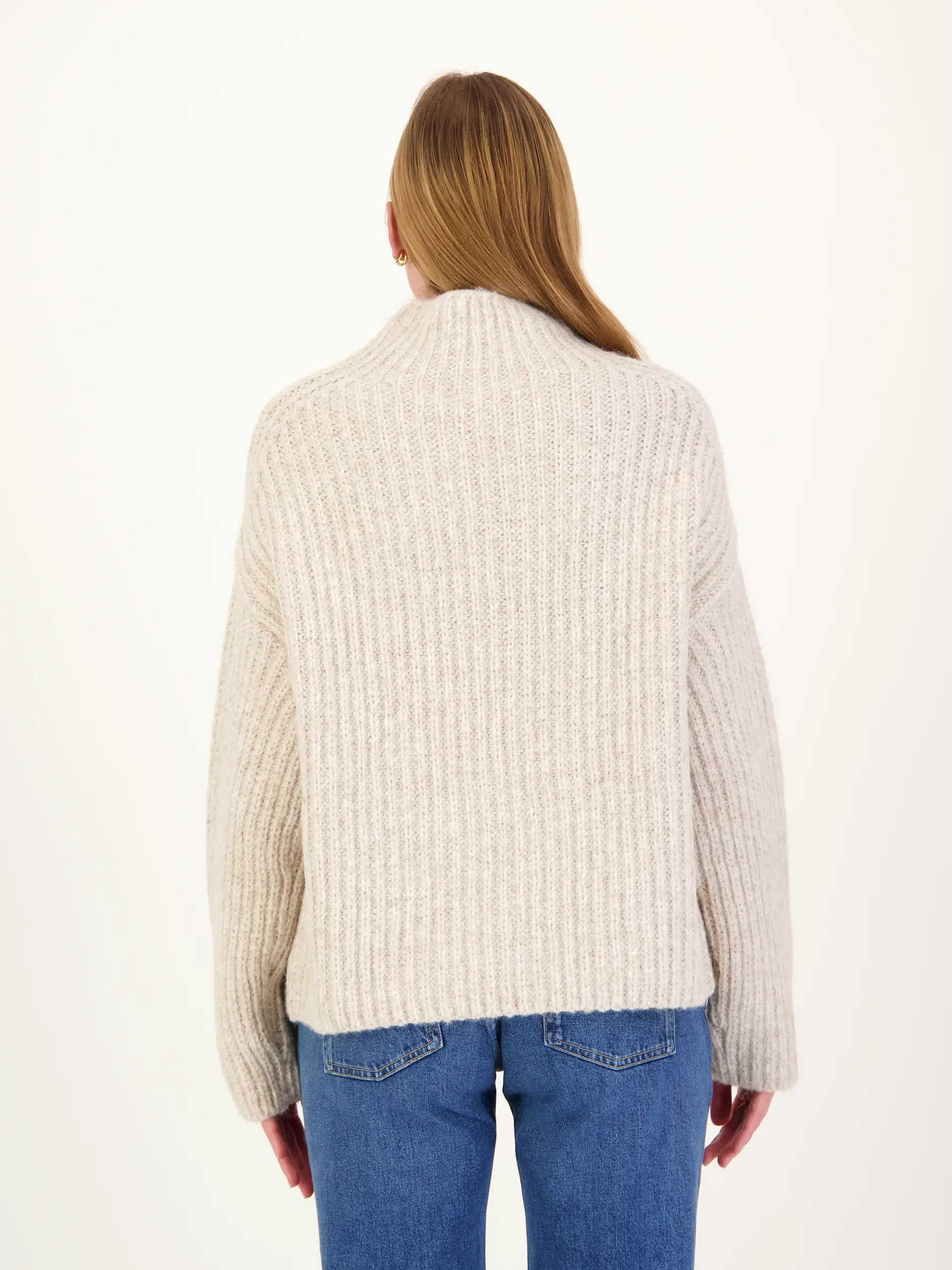 Pullover aus Alpaka langarm - Artikel Rückseite getragen von einem Modell - Farbe: Creme