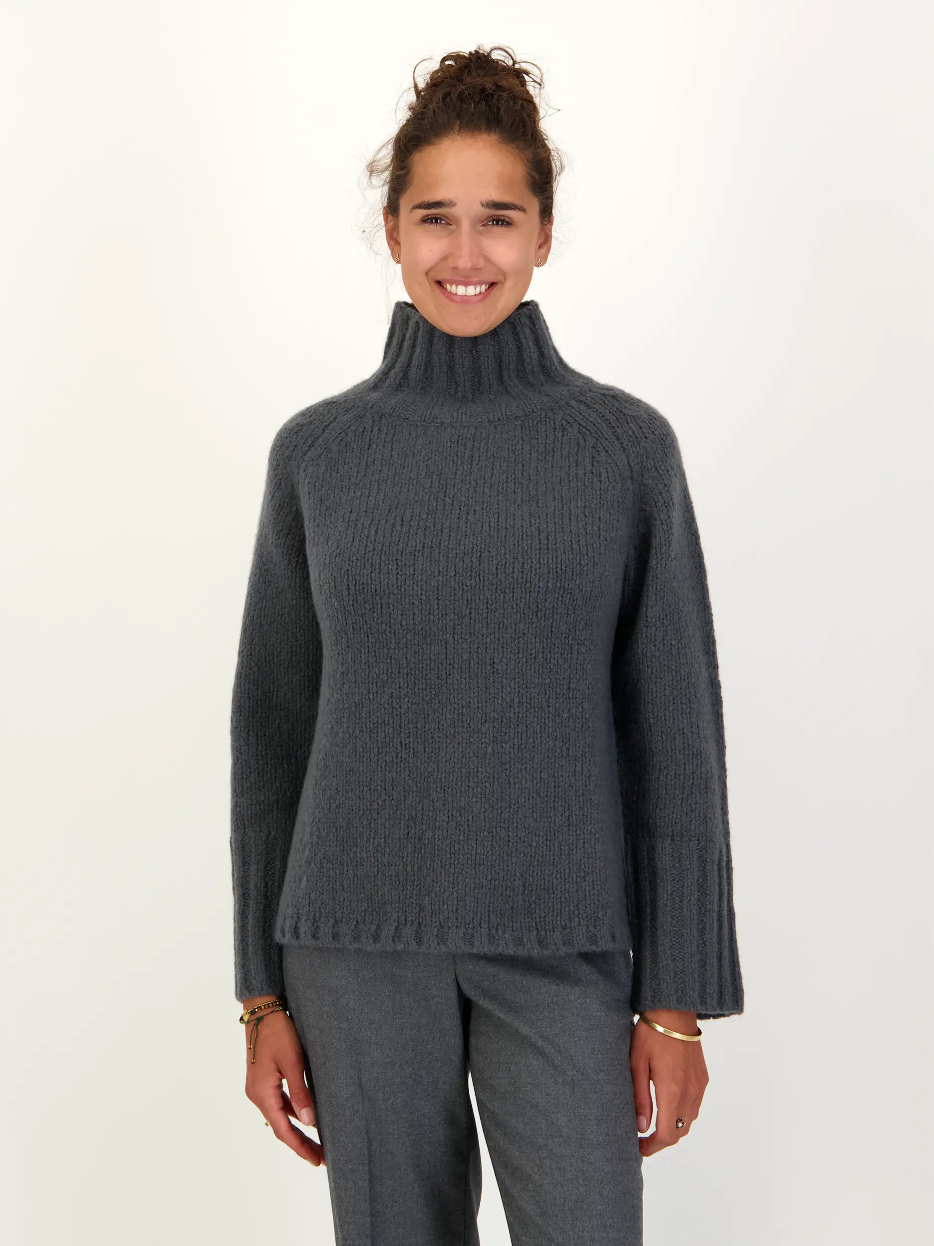 Pullover aus Kaschmir langarm - Artikel Vorderseite getragen von einem Modell - Farbe: Grau