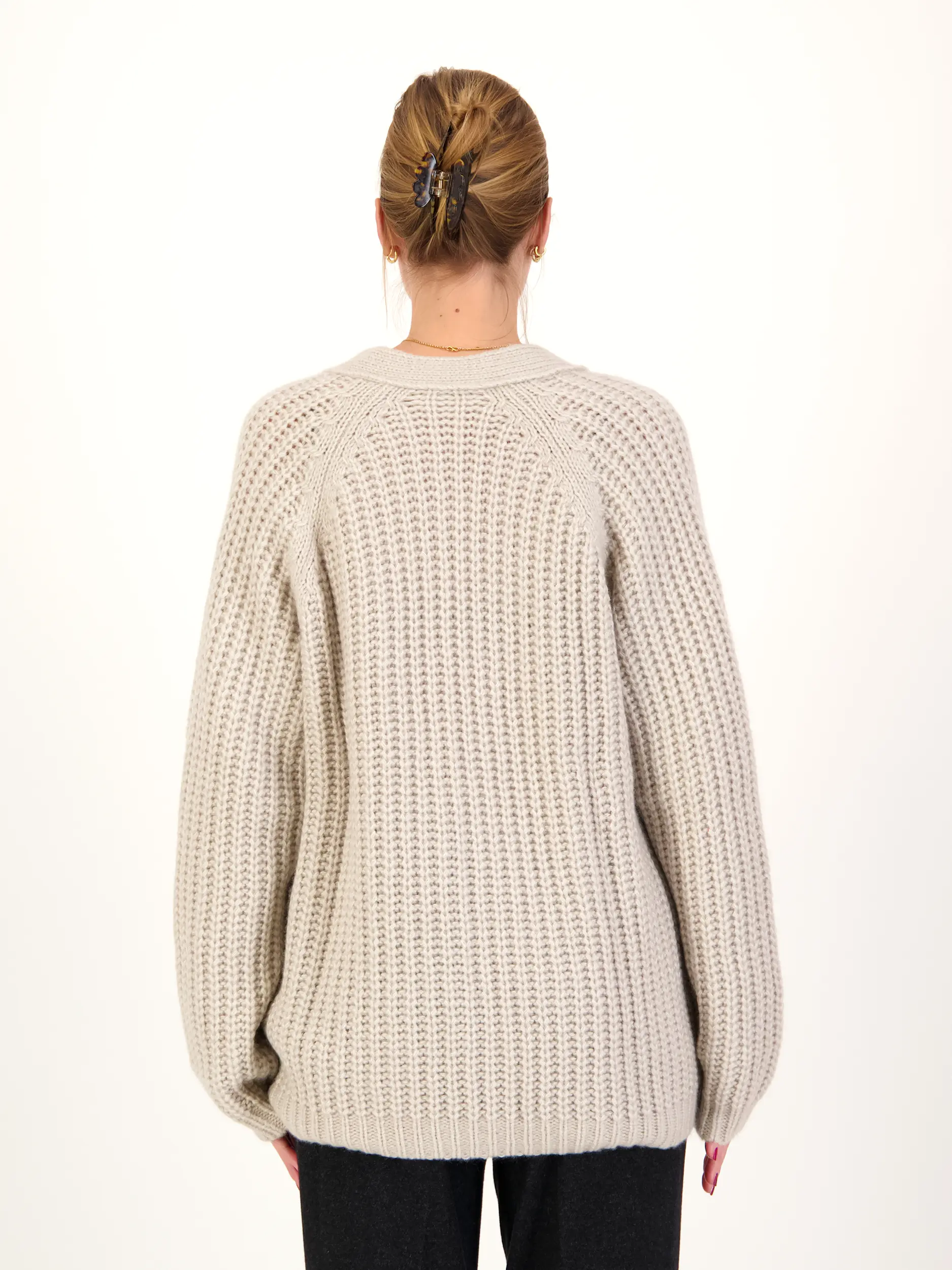 Strickjacke aus Kaschmir - Artikel Rückseite getragen von einem Modell - Farbe: Creme