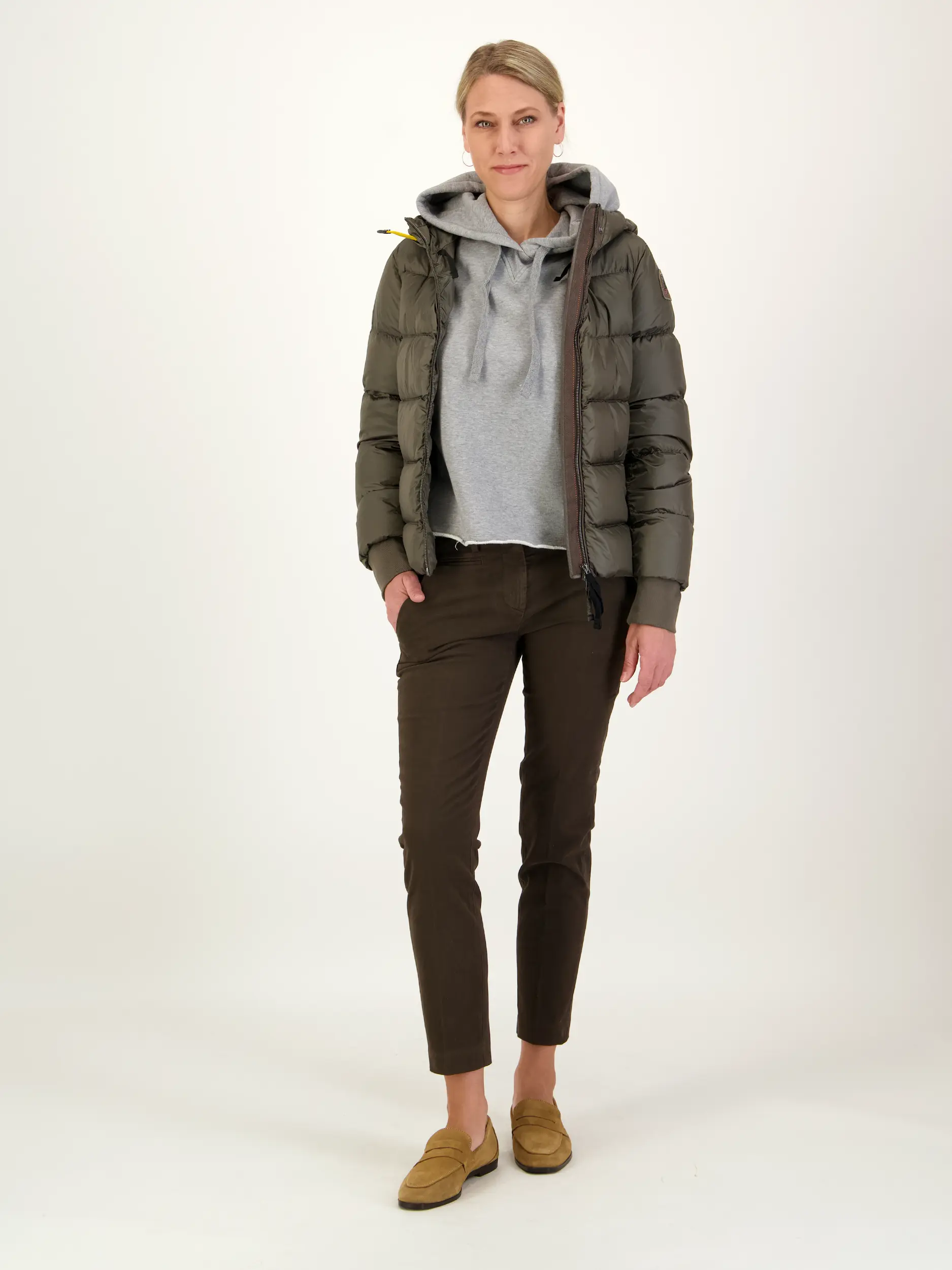 Chino - Artikel Teil eines Outfits getragen von einem Modell - Farbe: Braun