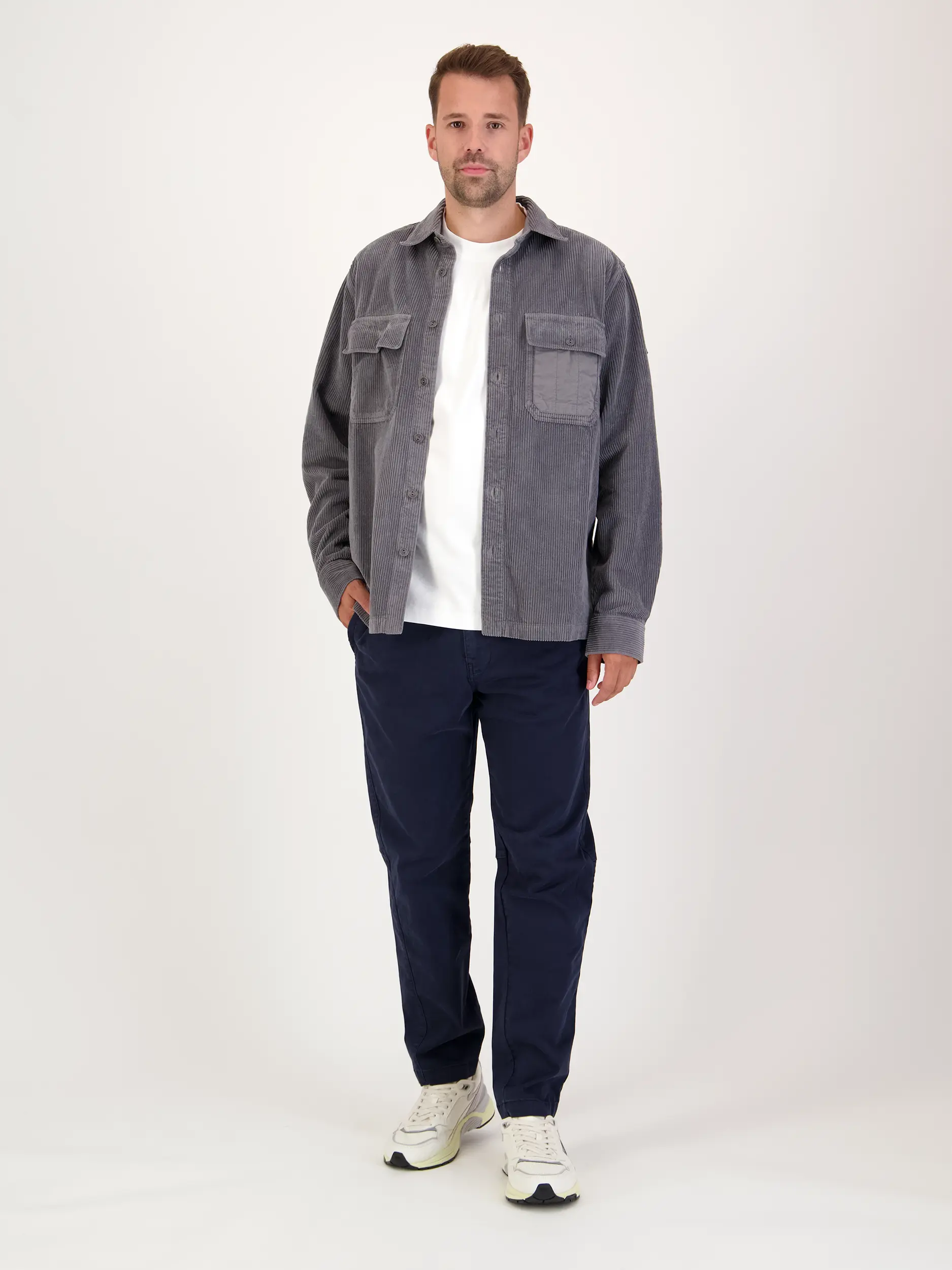 Chino 'Tristan' - Artikel Teil eines Outfits getragen von einem Modell - Farbe: Blau