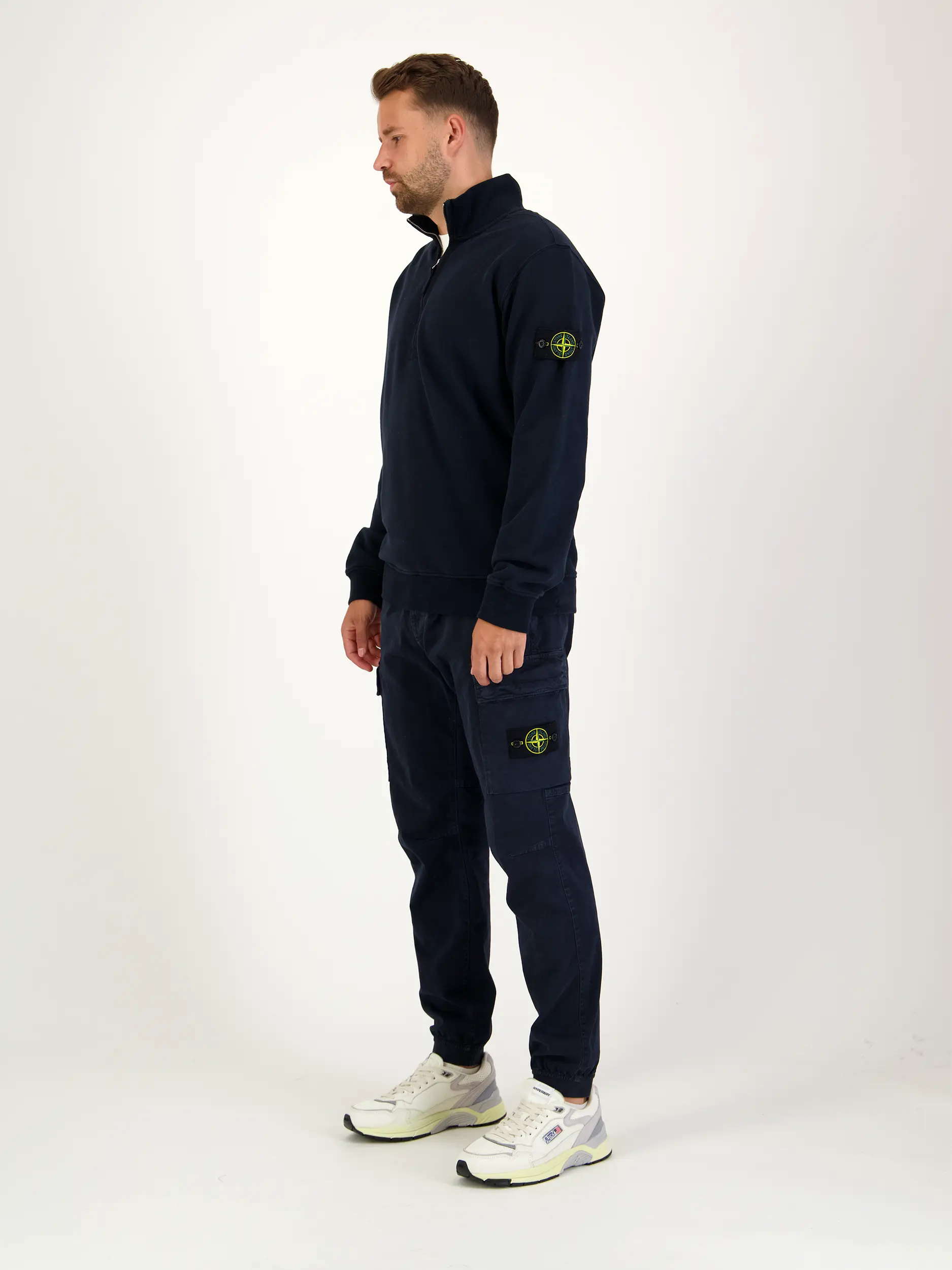 Cargohose - Artikel Teil eines Outfits getragen von einem Modell - Farbe: Blau