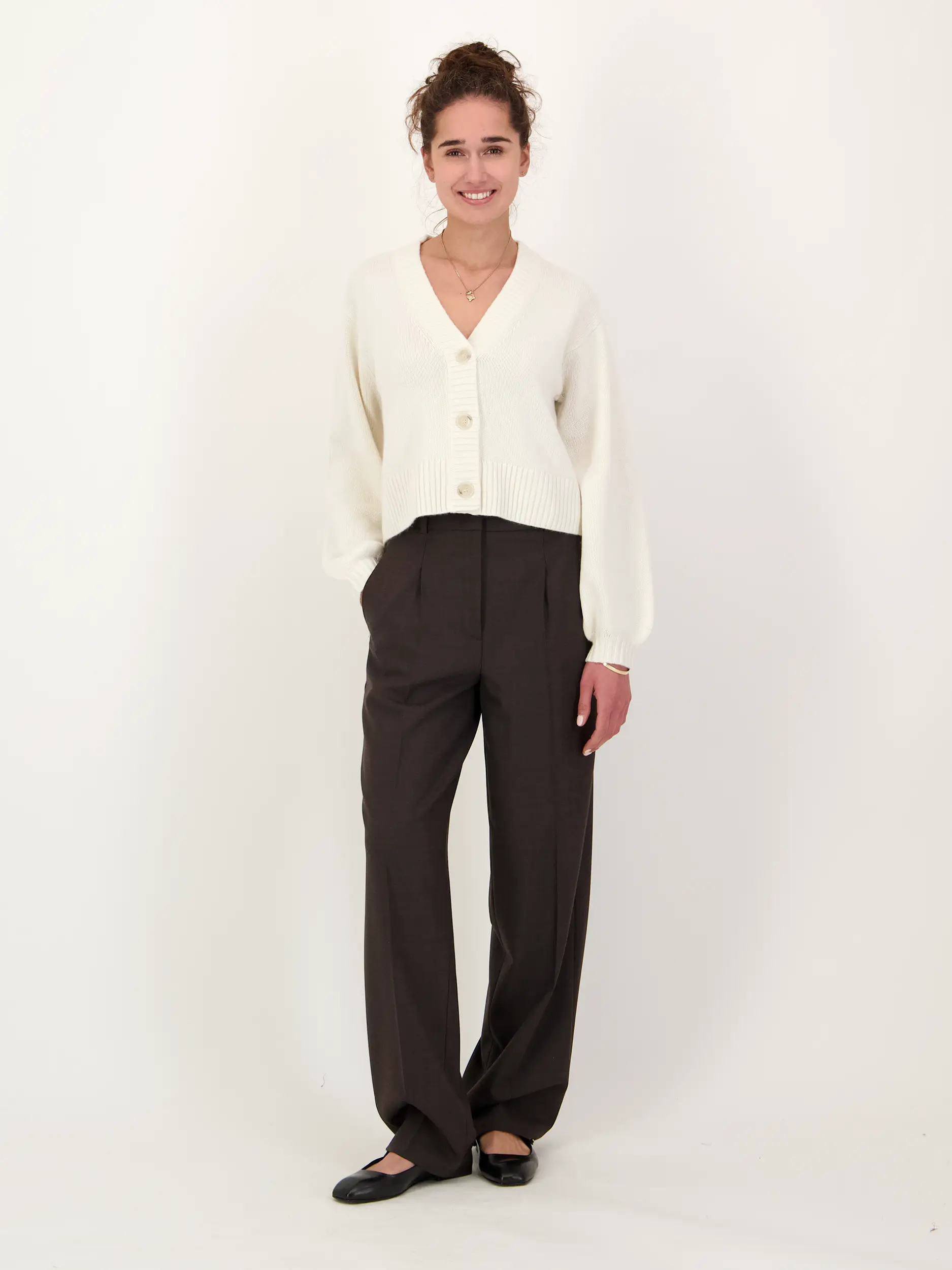 Strickjacke aus Kaschmir - Artikel Teil eines Outfits getragen von einem Modell - Farbe: Creme