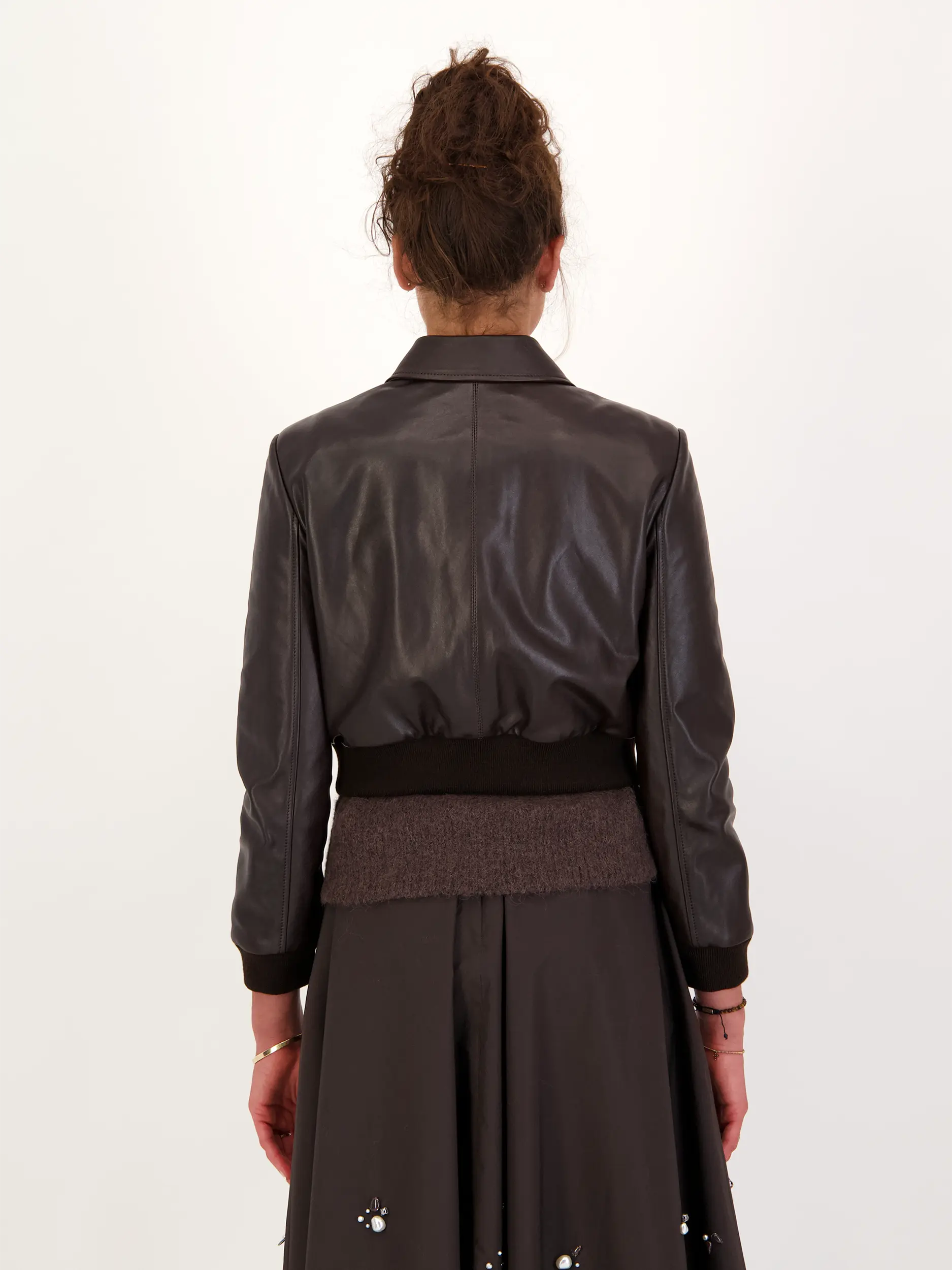 Lederjacke 'Sleek Statement' - Artikel Rückseite getragen von einem Modell - Farbe: Braun