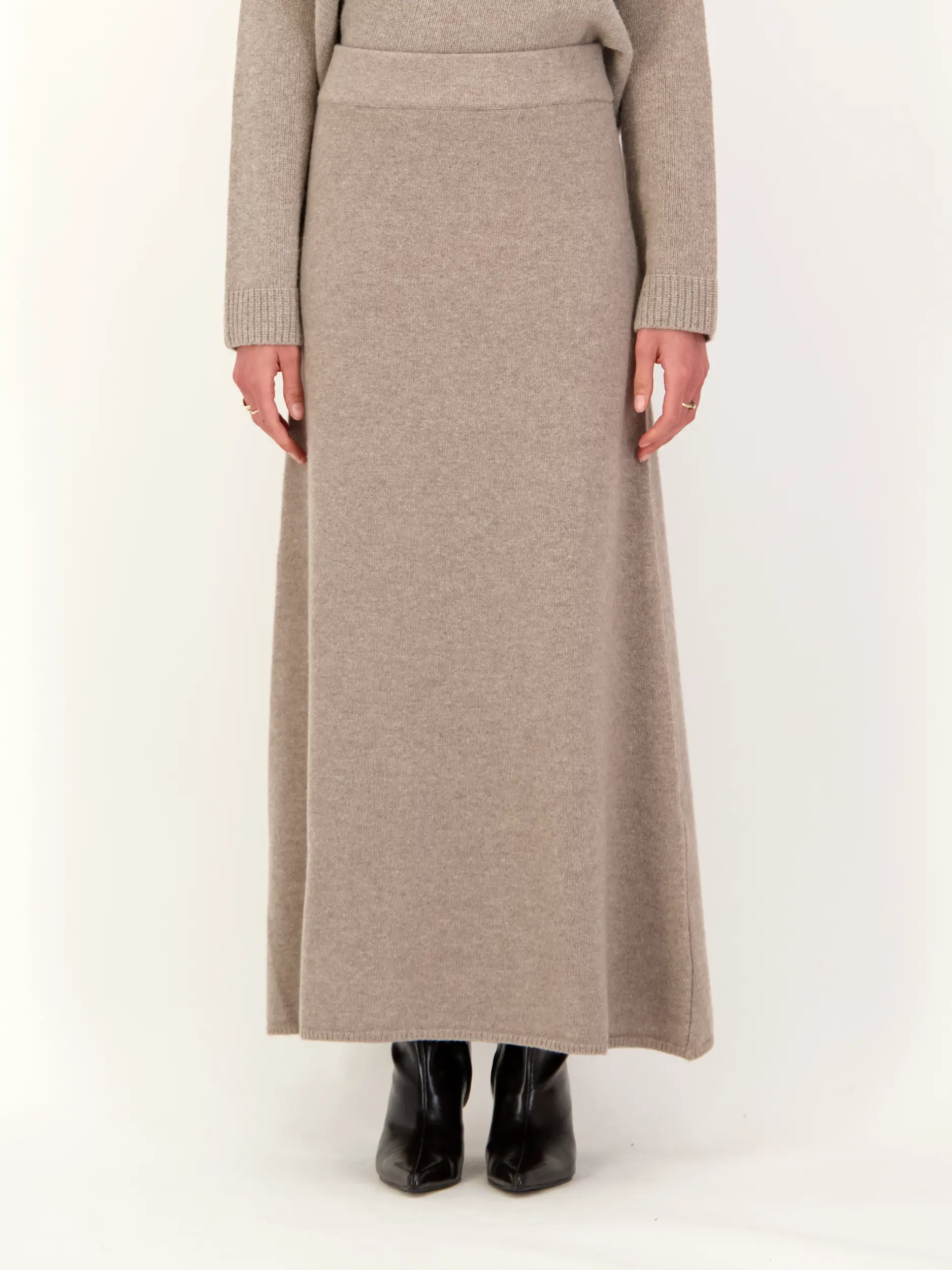 Maxi Strickrock PW 'Cosima' aus Kaschmir-Mix - Artikel Vorderseite getragen von einem Modell - Farbe: Braun