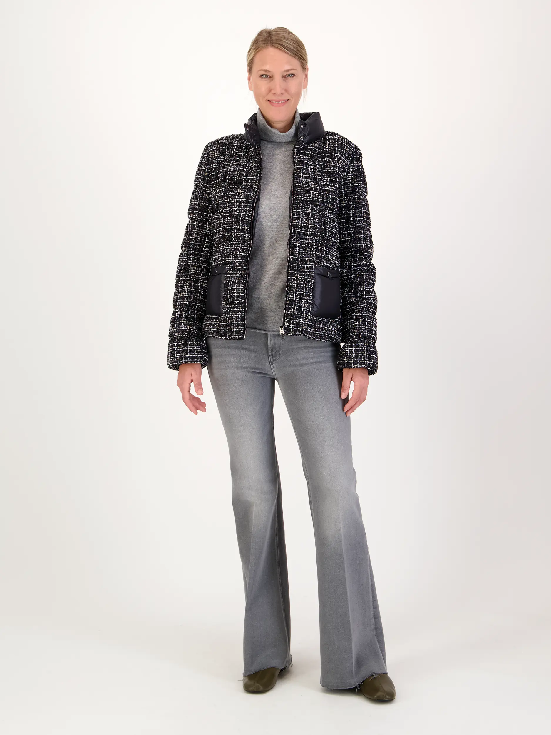 Steppjacke aus Tweed - Artikel Teil eines Outfits getragen von einem Modell - Farbe: Schwarz