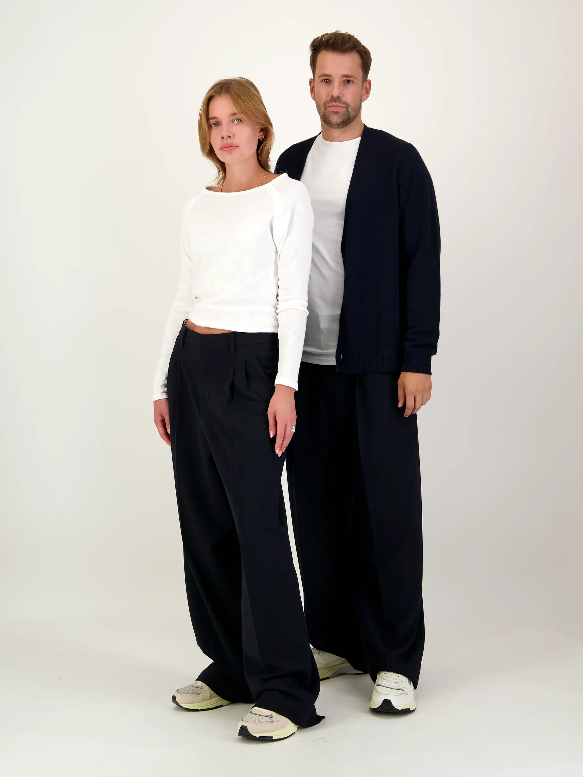 Unisex Hose 'Noa' - Artikel Teil eines Outfits getragen von einem Modell