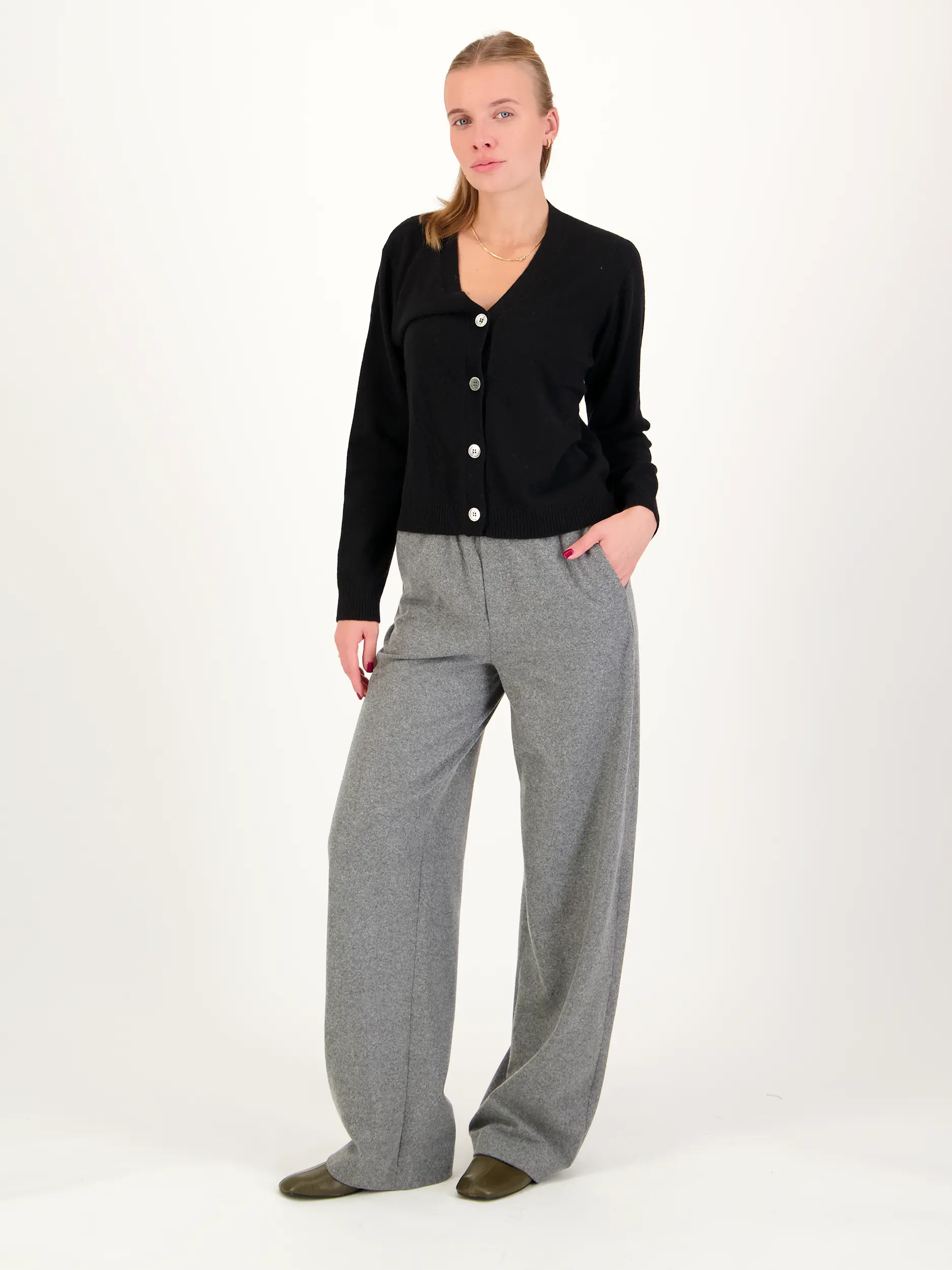 Strickjacke aus Kaschmir - Artikel Teil eines Outfits getragen von einem Modell - Farbe: Schwarz