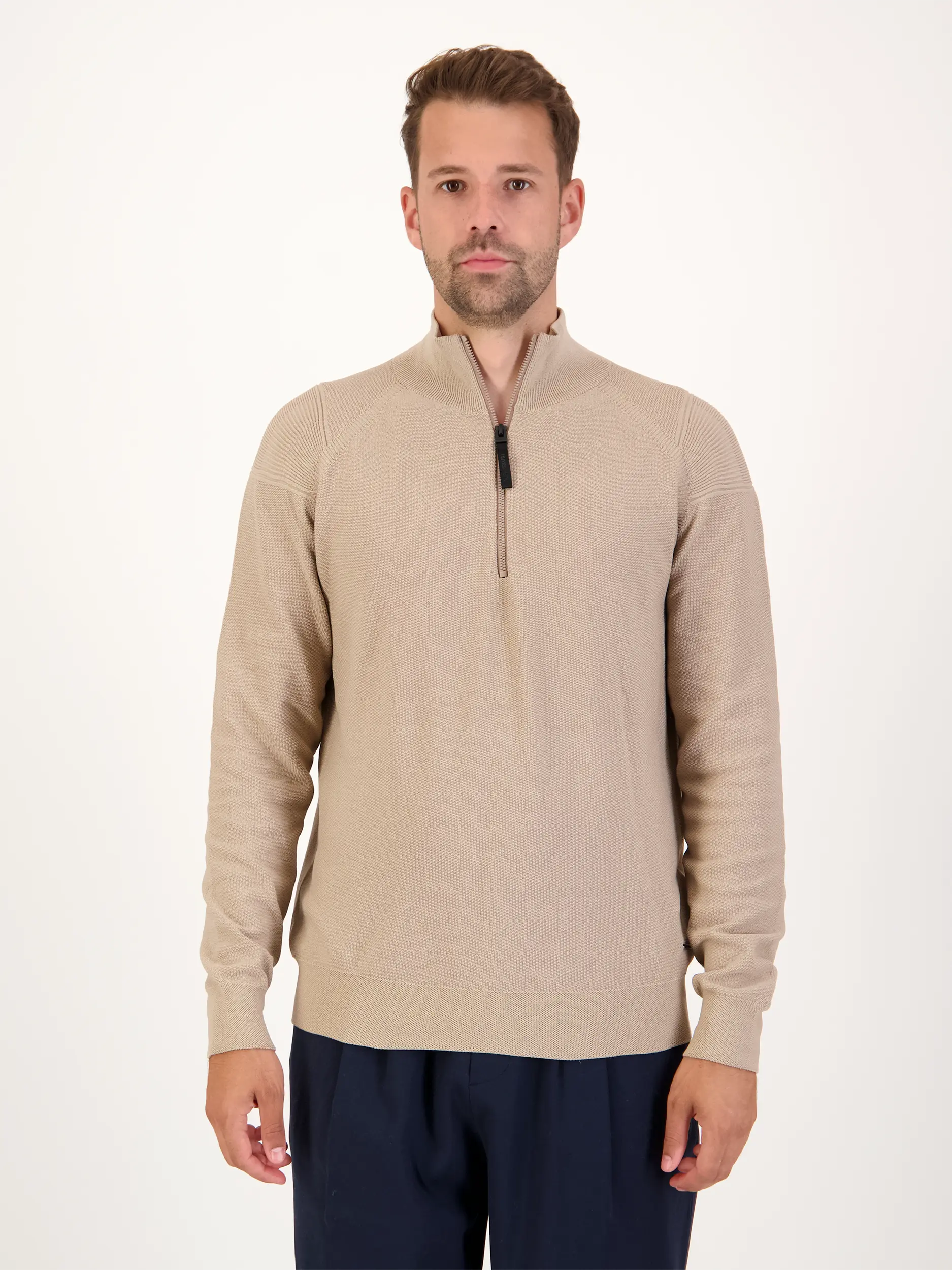 Pullover 'Frost' - Artikel Vorderseite getragen von einem Modell - Farbe: Braun