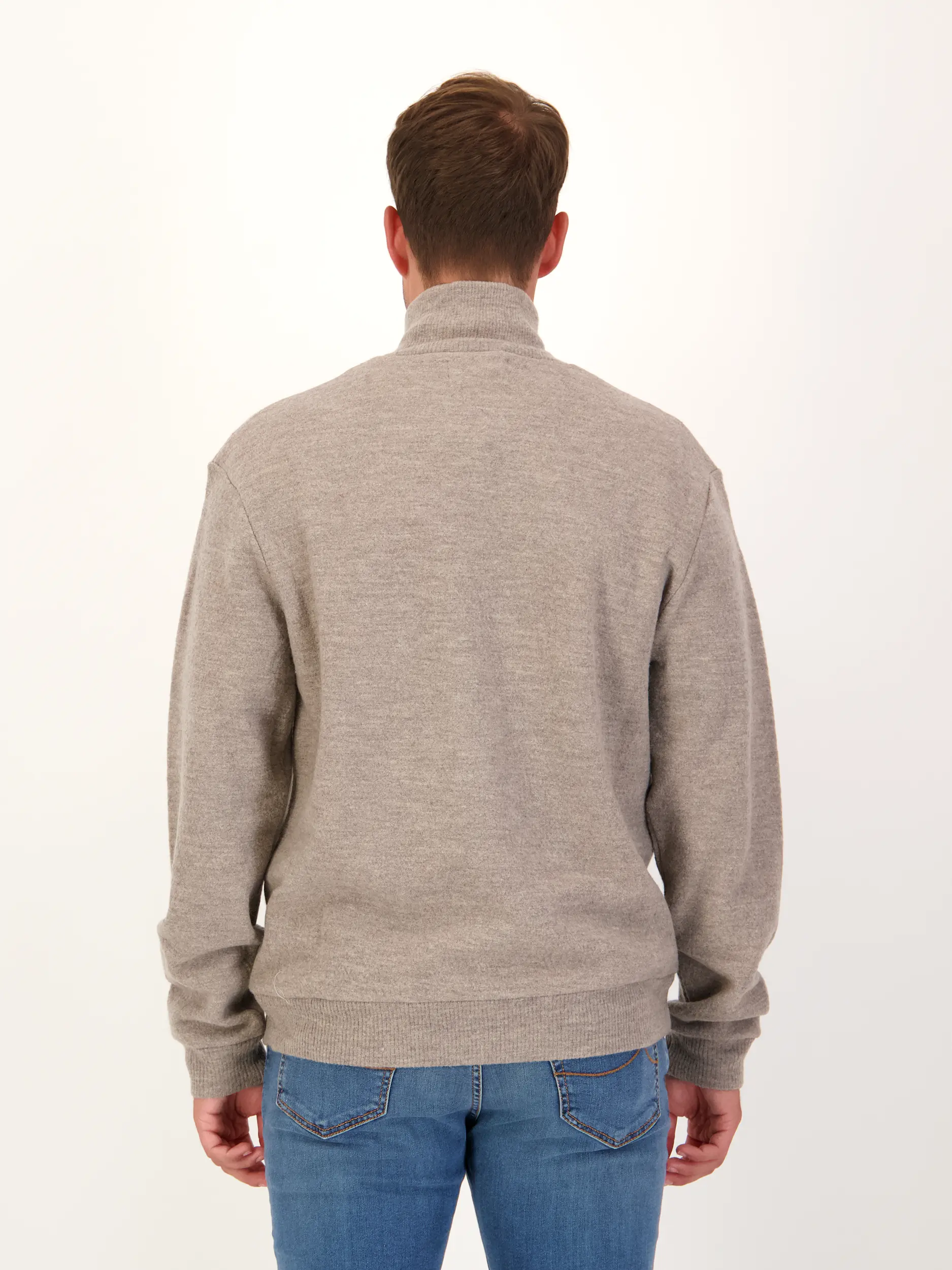 Strickjacke 'Boiled' aus Wolle langarm - Artikel Rückseite getragen von einem Modell - Farbe: Braun