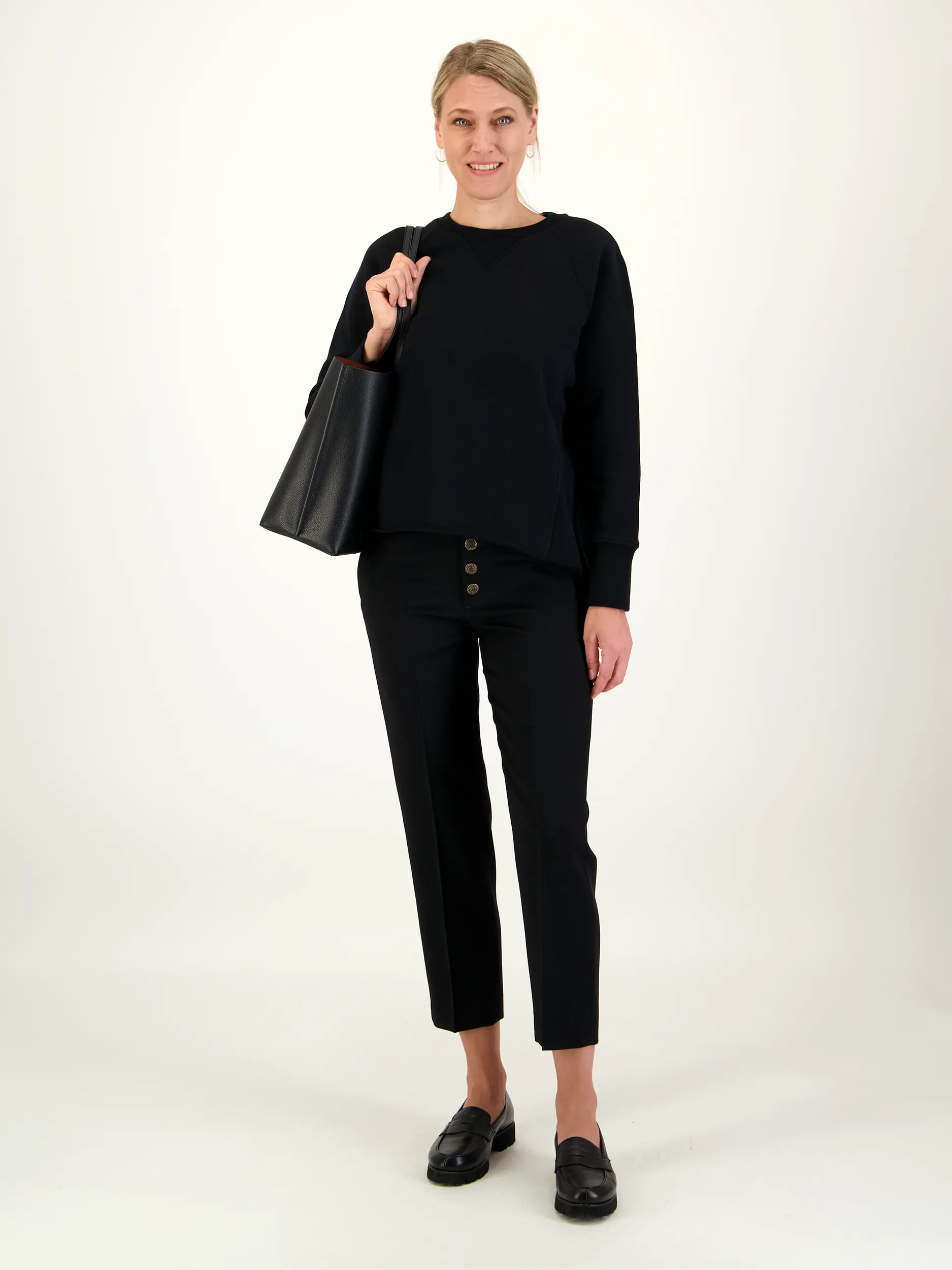 Sweatshirt - Artikel Teil eines Outfits getragen von einem Modell - Farbe: Schwarz