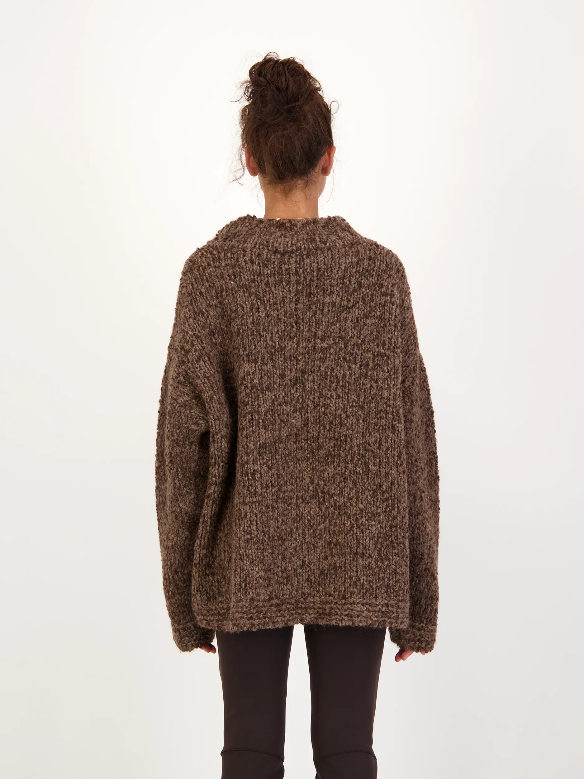 Pullover 'Granny' langarm - Artikel Rückseite getragen von einem Modell - Farbe: Braun