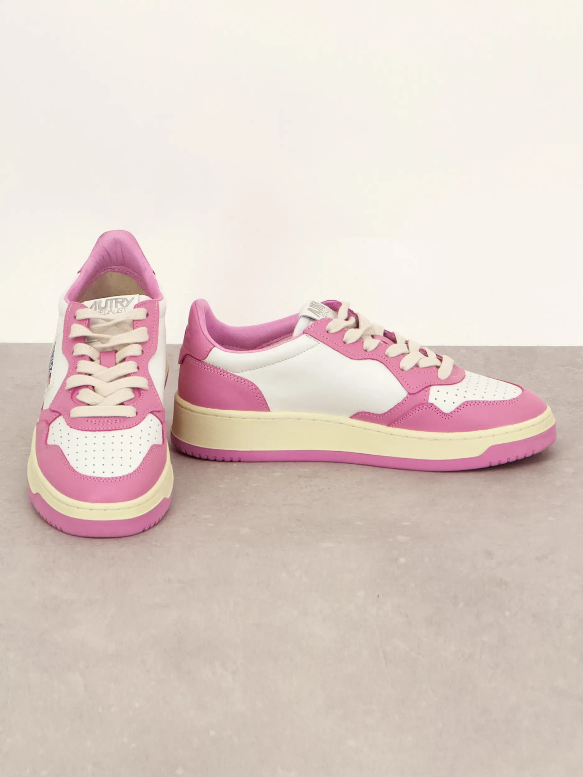 Sneaker 'Medalist low bicolor' - Artikel Vorderseite getragen von einem Modell - Farbe: Rosa & Pink