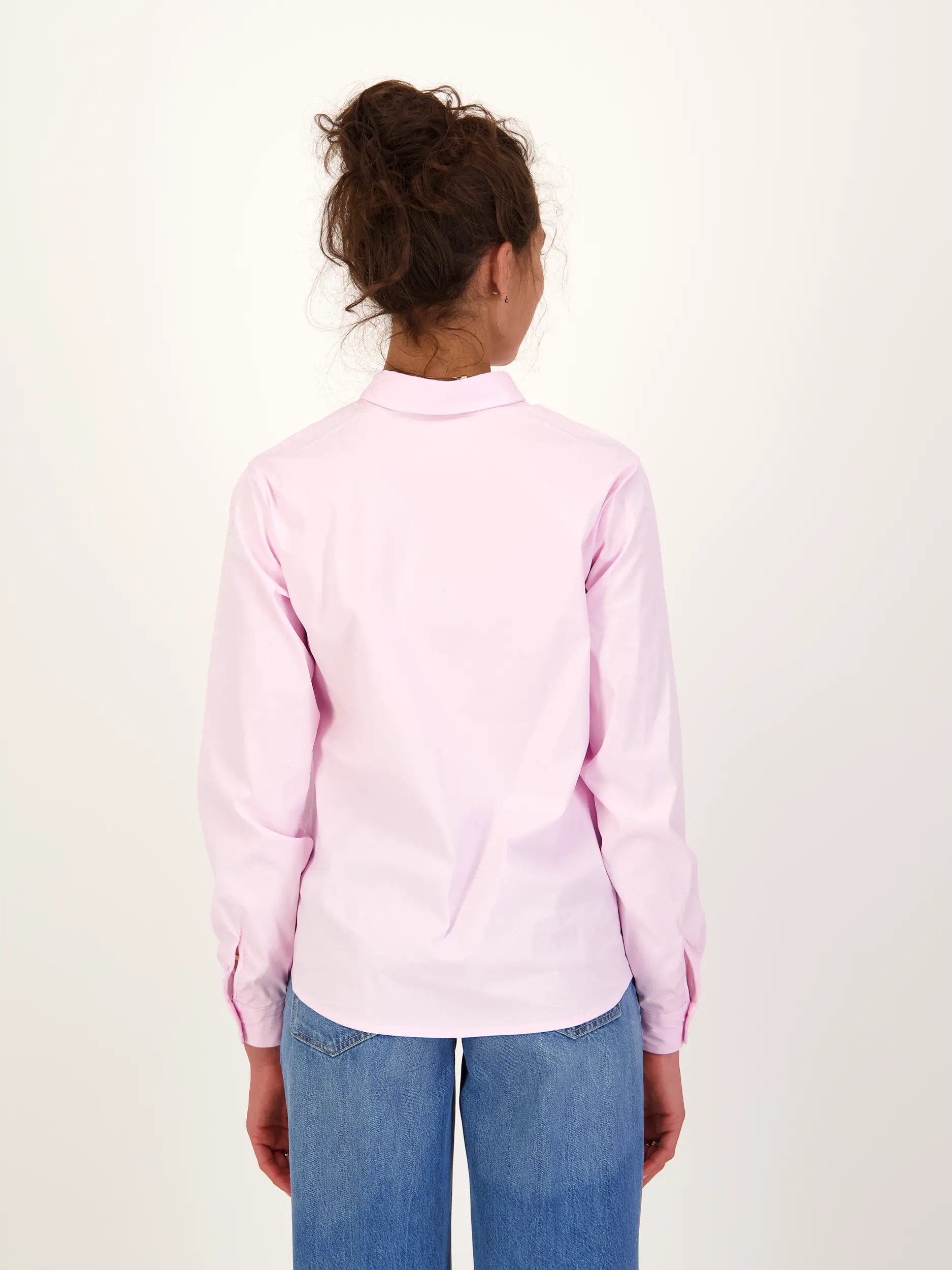 Bluse aus Baumwolle langarm - Artikel Rückseite getragen von einem Modell - Farbe: Rosa&Pink