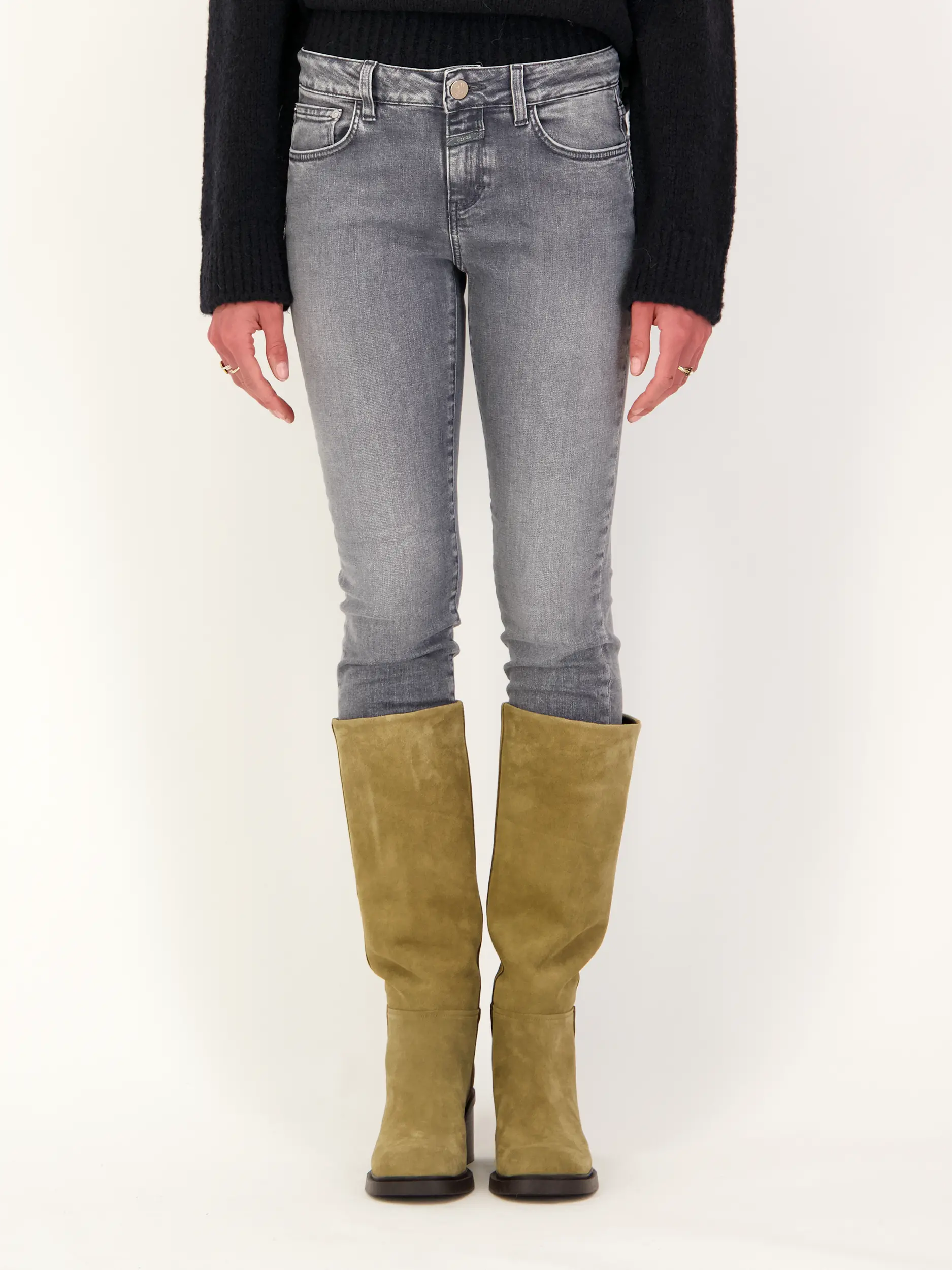 Mid Rise Slim Fit Jeans 'Baker' - Artikel Vorderseite getragen von einem Modell - Farbe: Grau
