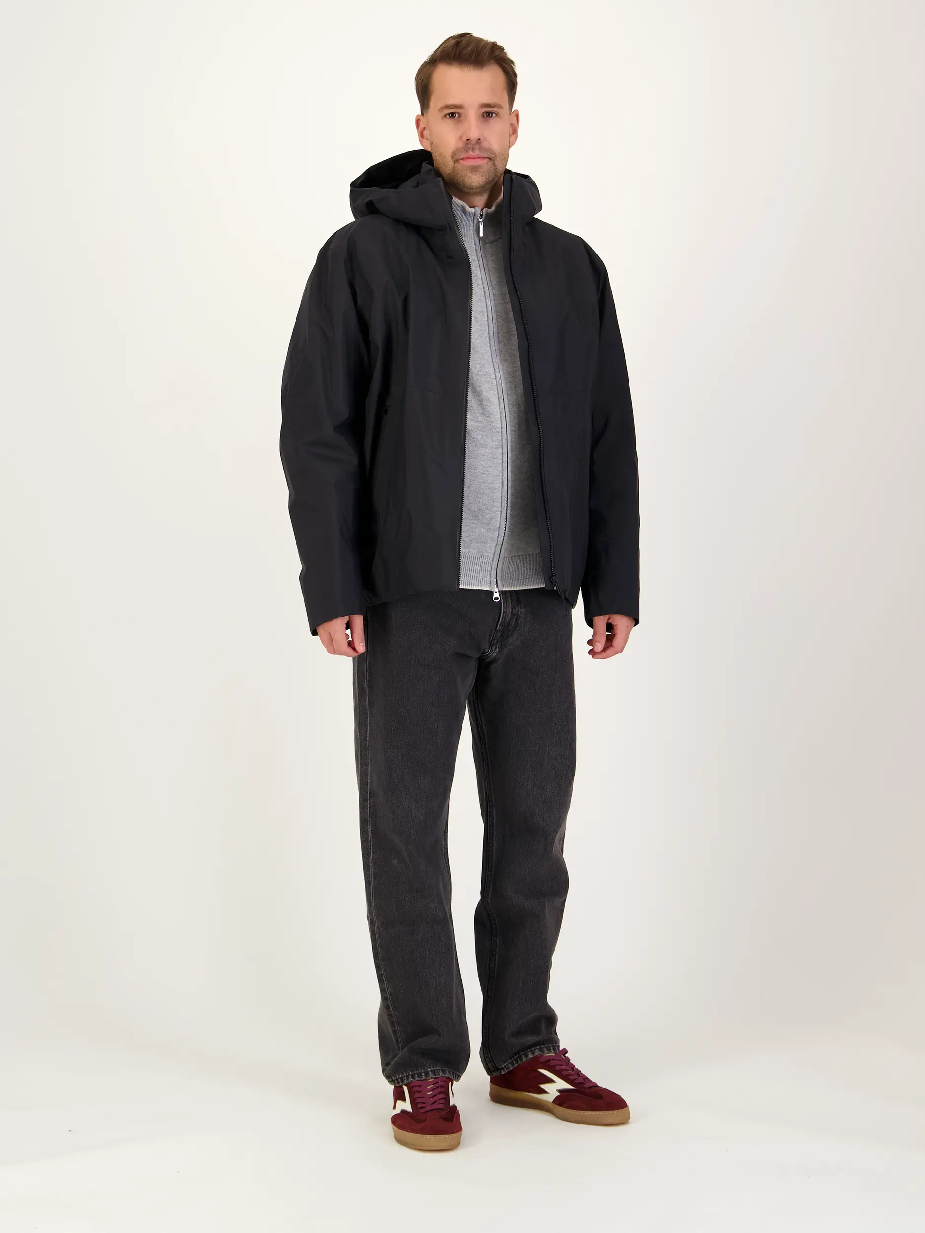 Strickjacke 'Cefalu' aus Merinowoll-Mix - Artikel Teil eines Outfits getragen von einem Modell - Farbe: Grau