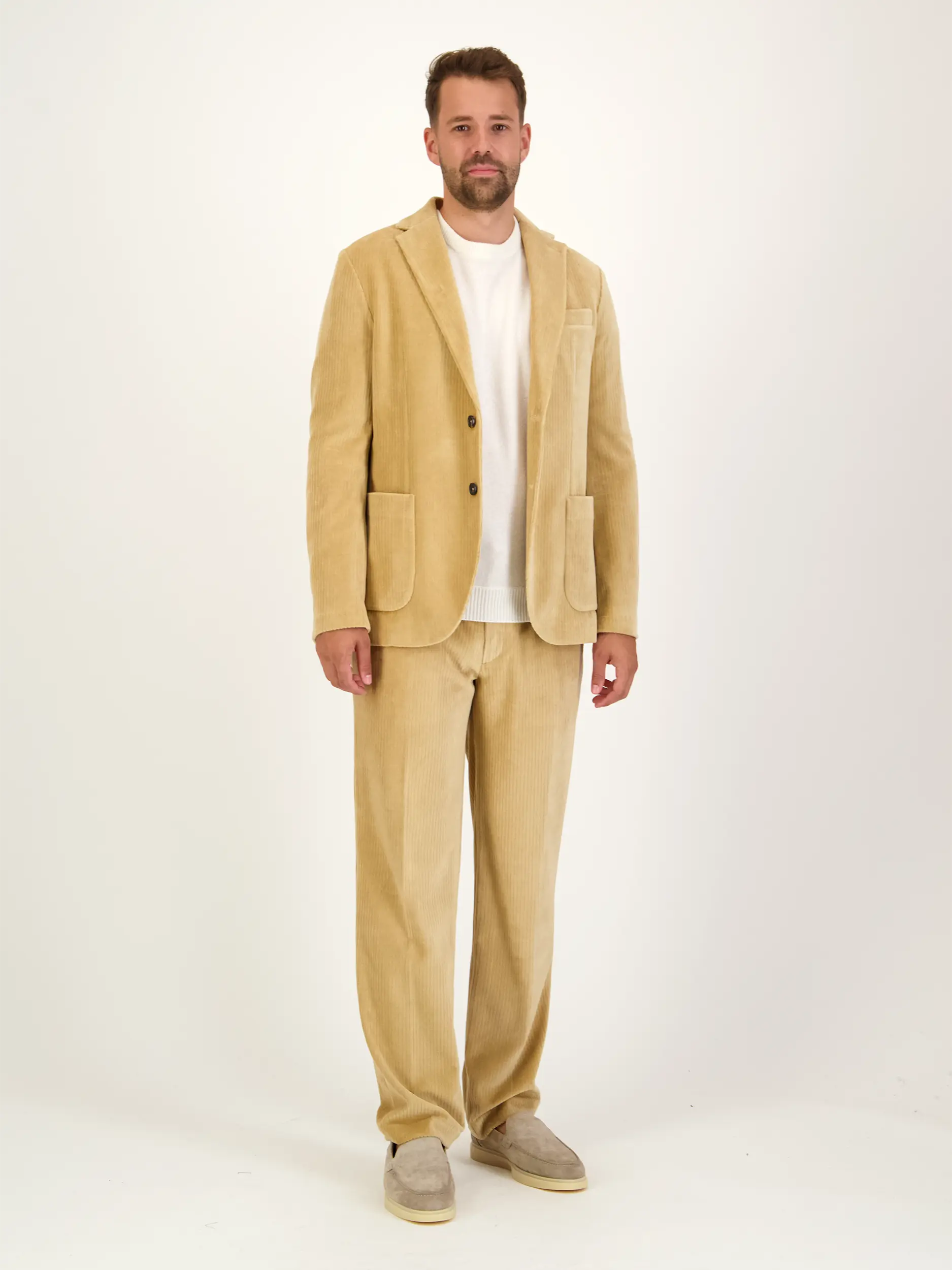 Cordhose - Artikel Teil eines Outfits getragen von einem Modell - Farbe: Braun