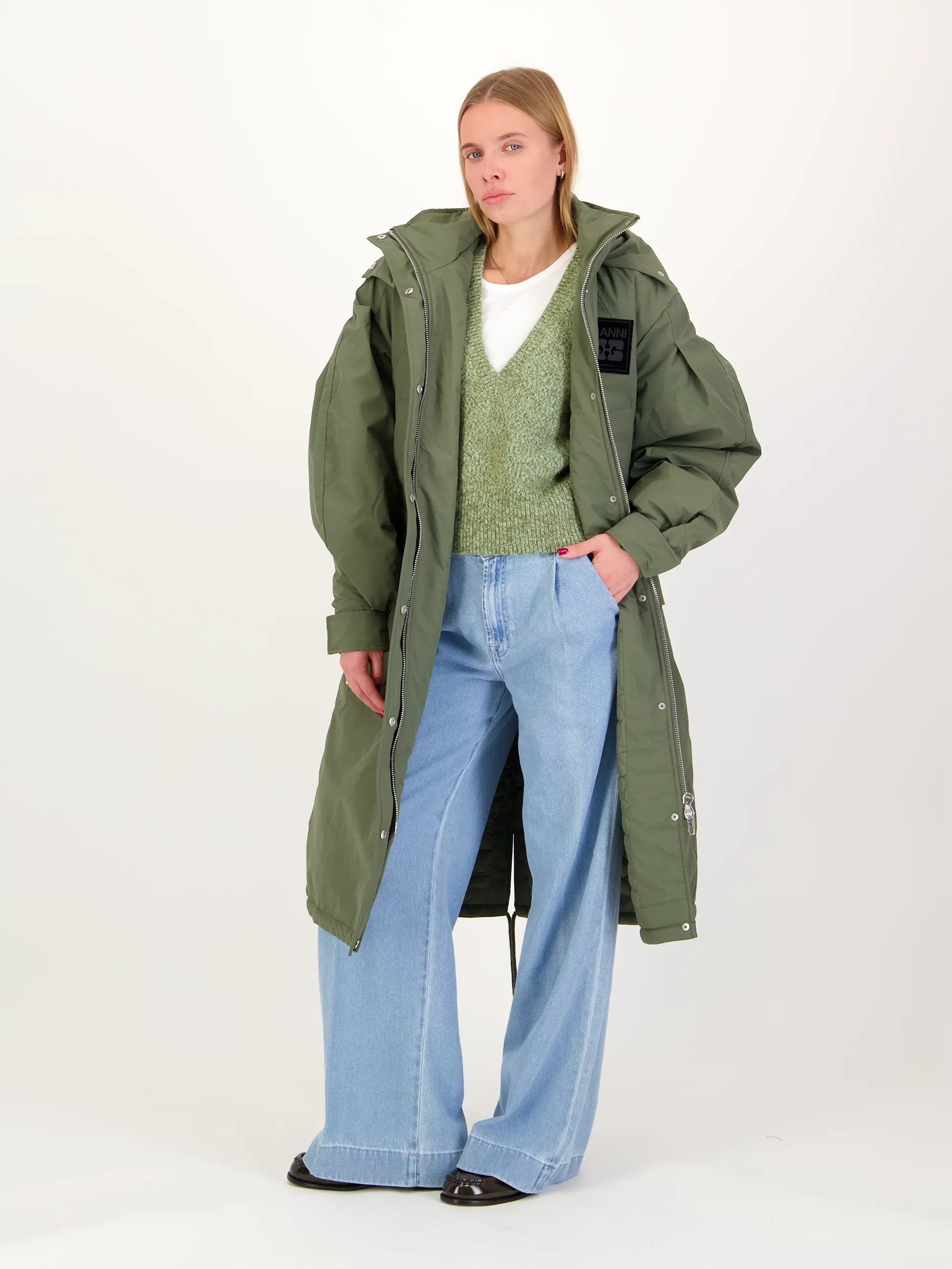 Oversized Parka  - Artikel Teil eines Outfits getragen von einem Modell - Farbe: Grün