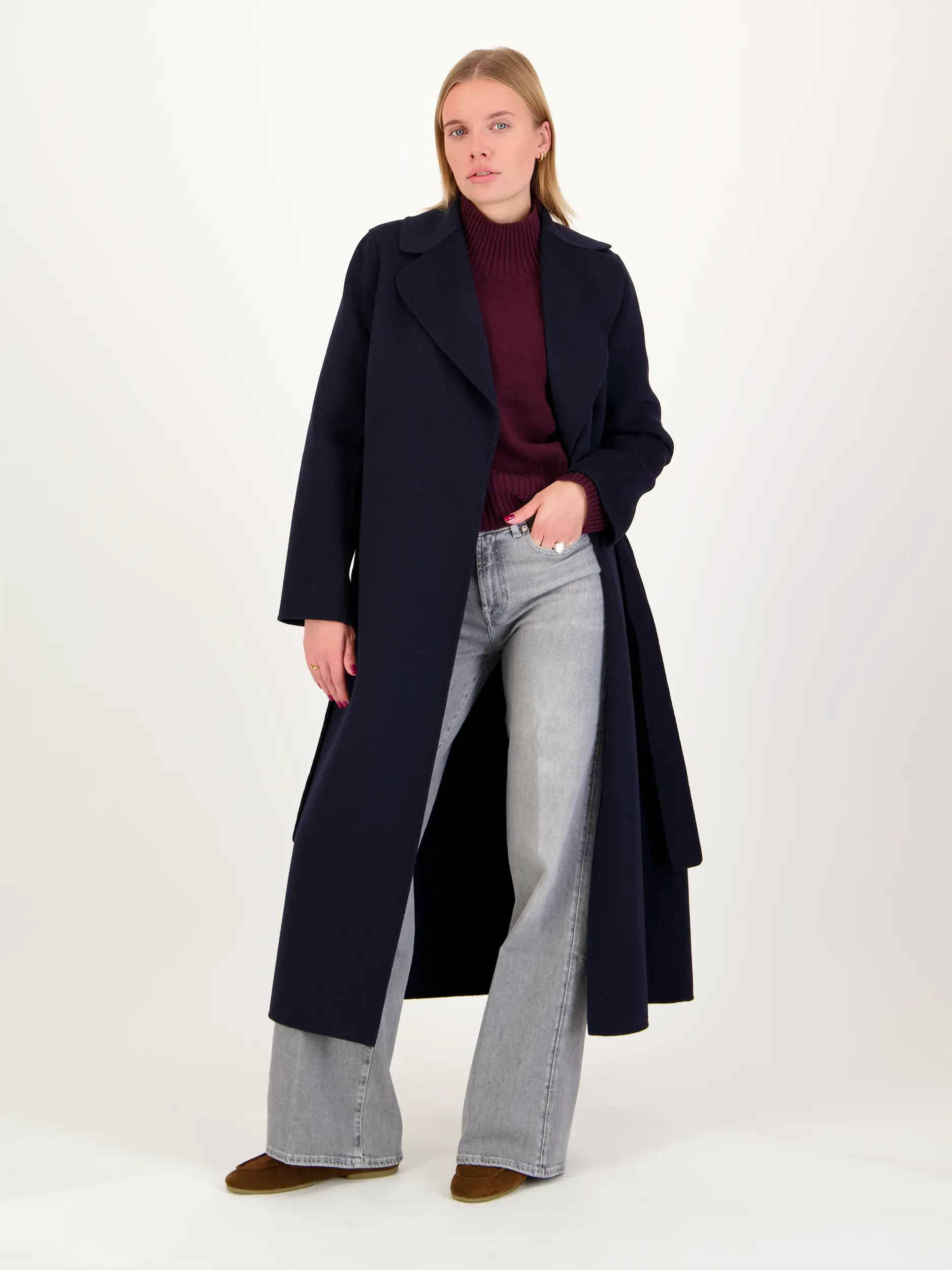 Wollmantel 'Poldo' - Artikel Teil eines Outfits getragen von einem Modell - Farbe: Blau
