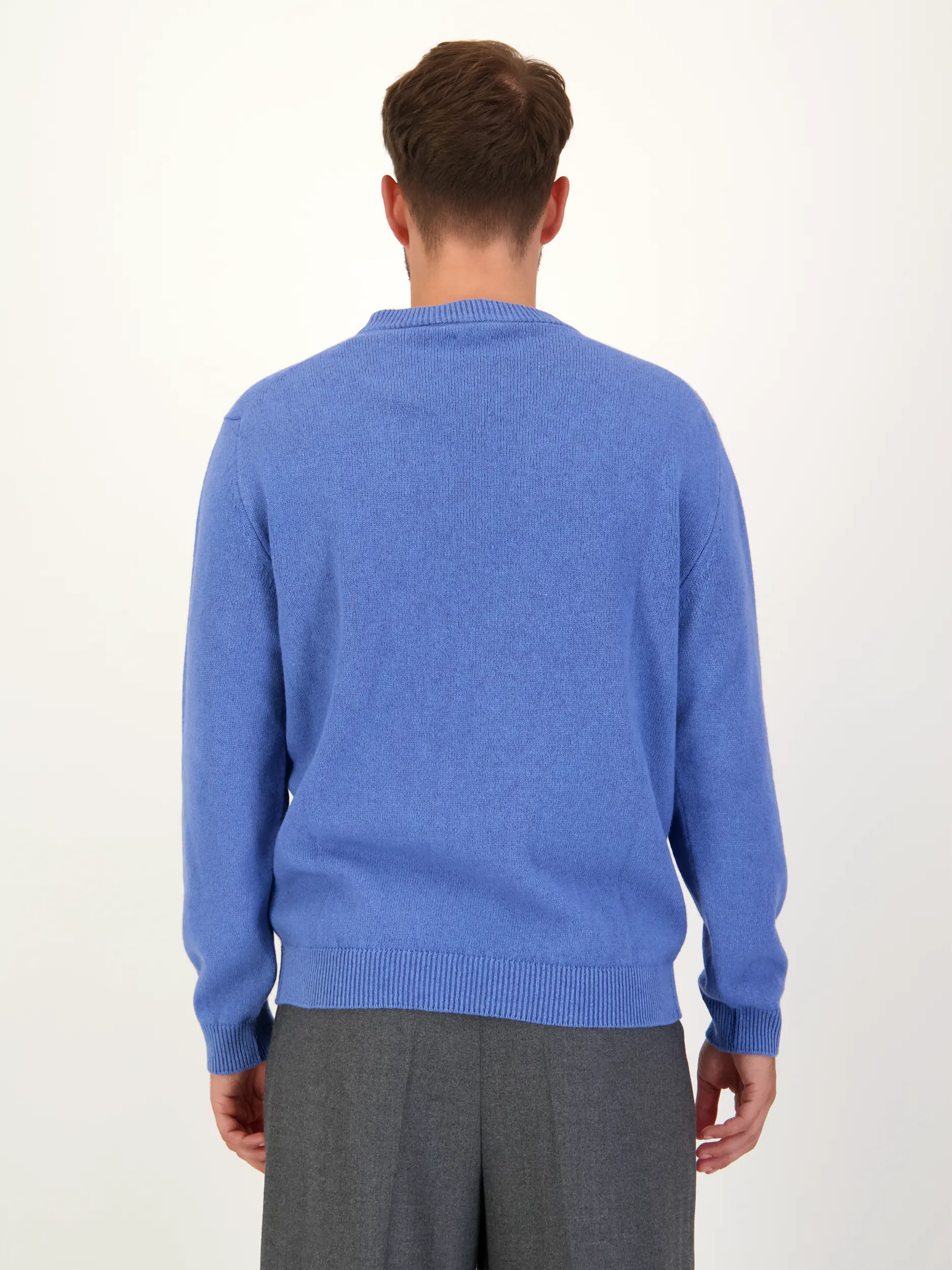 Pullover aus Kaschmir langarm - Artikel Rückseite getragen von einem Modell - Farbe: Blau