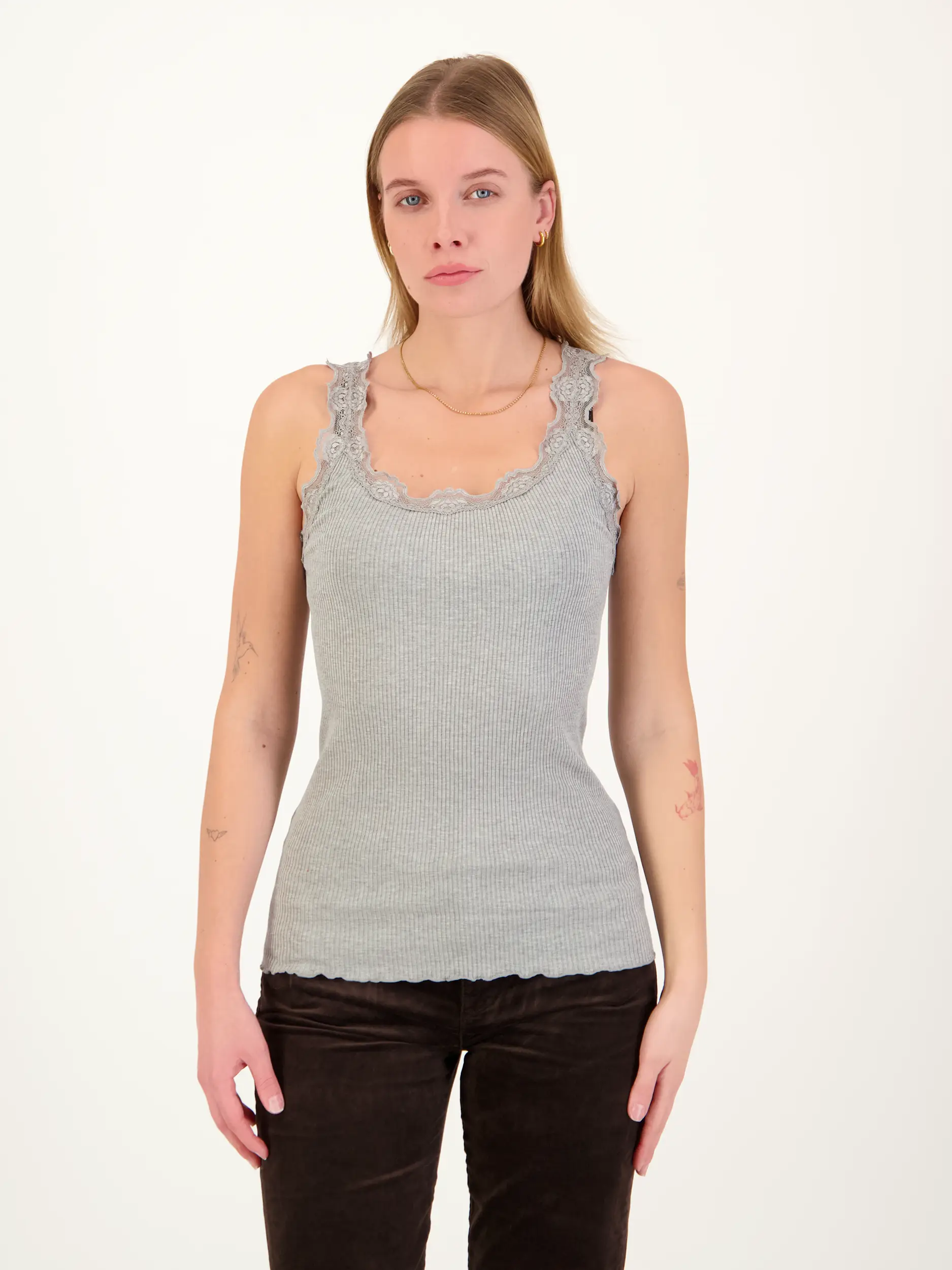 Rippstricktop mit Spitze aus Seiden-Mix - Artikel Vorderseite getragen von einem Modell - Farbe: Grau