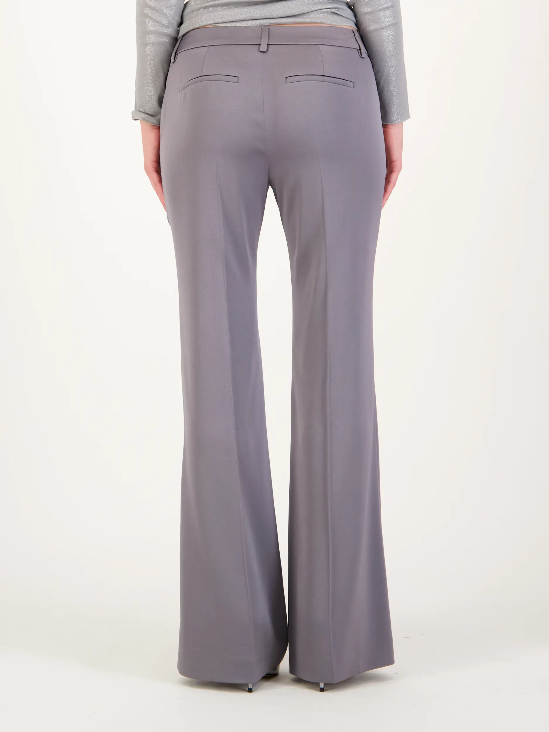 Satinhose - Artikel Rückseite getragen von einem Modell - Farbe: Grau