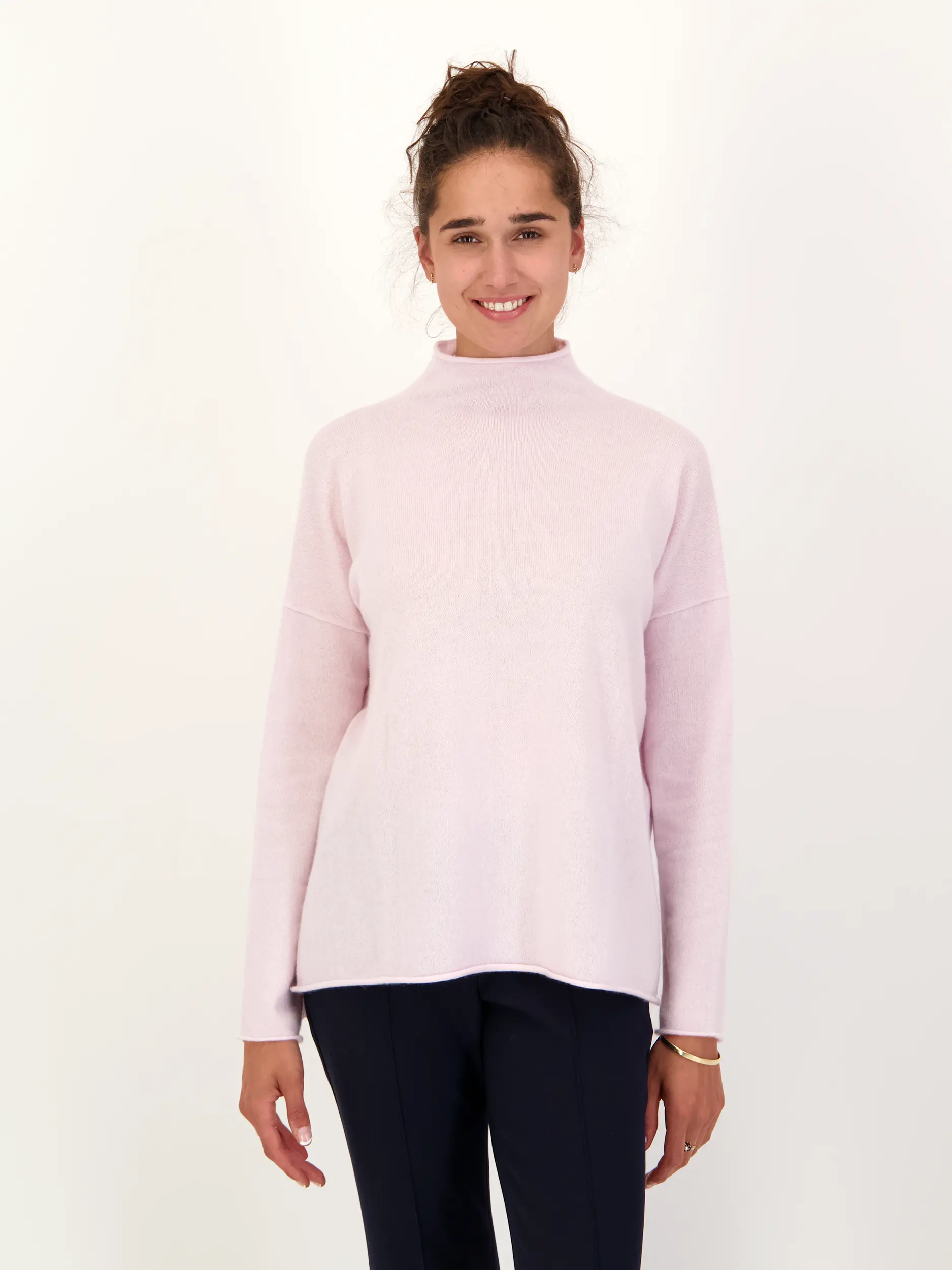 Pullover aus Kaschmir langarm - Artikel Vorderseite getragen von einem Modell - Farbe: Rosa&Pink