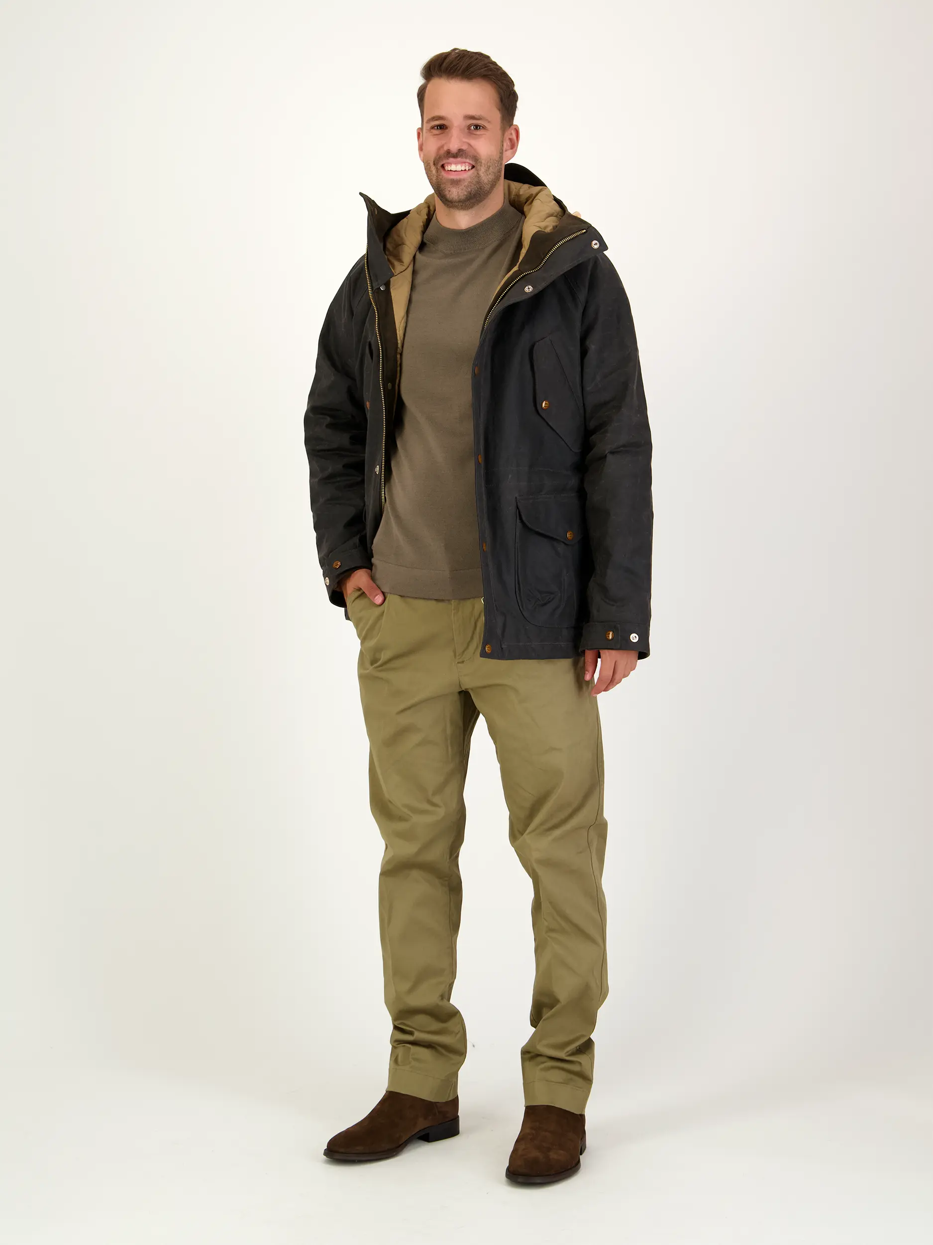 Chino - Artikel Teil eines Outfits getragen von einem Modell - Farbe: Braun